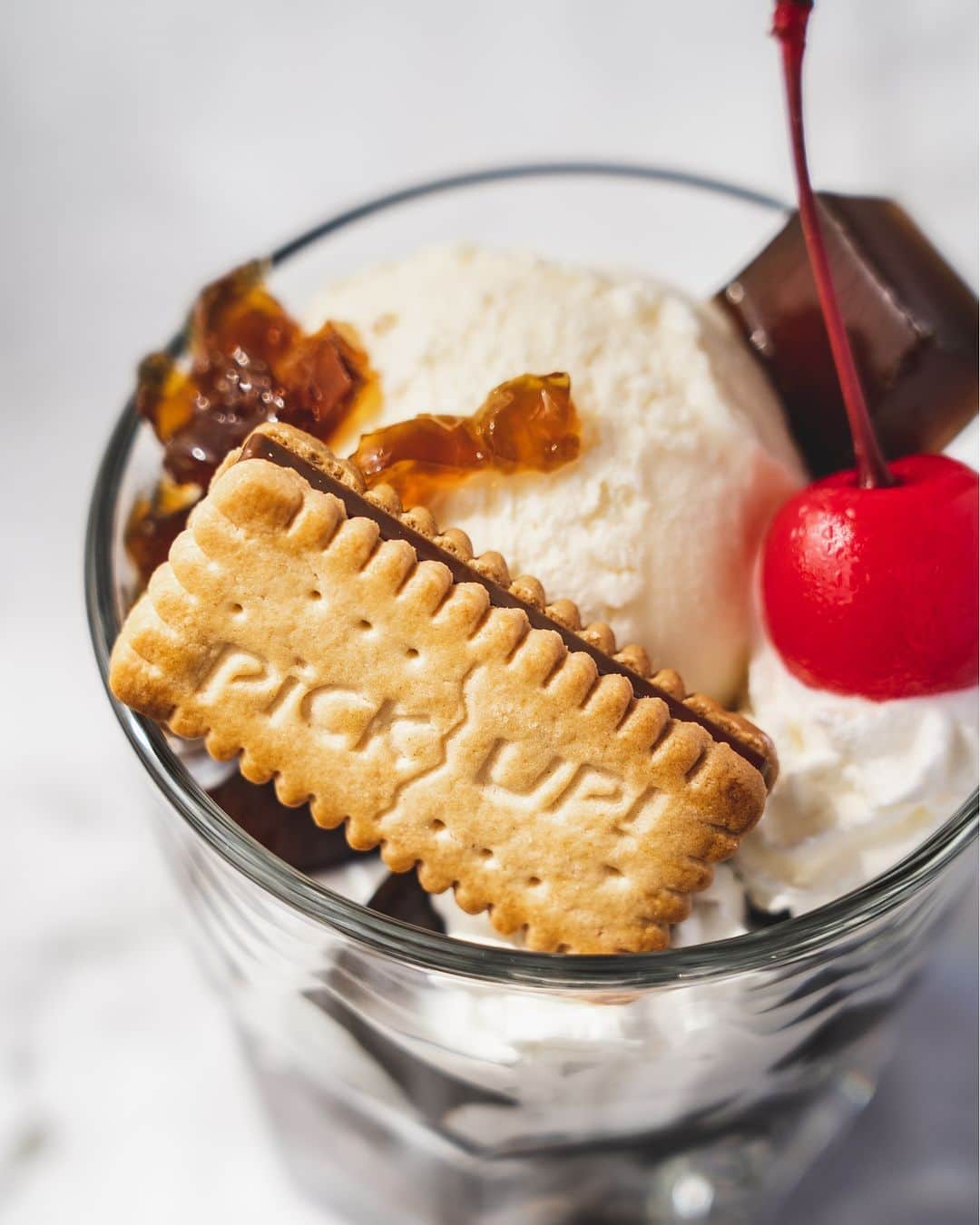 キタノ商事株式会社さんのインスタグラム写真 - (キタノ商事株式会社Instagram)「食べてみたい！と思ったらコメント欄に「🍦」で教えていただけると嬉しいです♡  🍦アイスクリームの日のおやつをご紹介🍦 🇩🇪バールセン[ピックアップ ミニーズ チョコレート/チョコ＆ミルク］ 今日はアイスクリームの日。これから本格的なアイスクリームのシーズンが始まります。アイスクリームがあれば、おうちでパフェも簡単に。そしてパフェには食感を楽しめるビスケットのトッピングを。  バールセンのピックアップ ミニーズはチョコレートがサンドされたミニサイズのビスケット。パフェやサンデーのトッピングにはぴったりです。個包装10個入りなので、食べたいときに好きなだけ。使いやすさも◎のアイテムです。ぜひおうちパフェに活用してみてくださいね。  ミルクチョコレートをサンドした[ピックアップ ミニーズ チョコレート]と、中にミルククリームが入ったミルクチョコレートをサンドした、[ピックアップ ミニーズ チョコ＆ミルク］2種類で展開中です。  💙 ＼食べてみたらぜひ教えてください／ 素敵な投稿をこちらのアカウントではご紹介させていただいております。 @kitano_kk と #バールセン #バールセンピックアップ のタグをつけて投稿してみてくださいね。ストーリーズでもフィードでもどちらでも🙆です♡みなさまの投稿をお待ちしております。  💙 -------------- 🇩🇪バールセン 1889年創業。130年以上の歴史を持つ、ドイツシェアNo.1のビスケットブランドです。ドイツ語で「ビスケット」を表す「keks(ケックス)」は、バールセンの代表作「ライプニッツ ケックス」の商品名に由来します。辞書に載る言葉を創ったバールセンは、ドイツでは知らない人がいないほどの国民的なブランドです。保存料、着色料、水素添加油脂を一切使用せず、卵はケージフリー、パーム油とパーム核油は国際的な認証制度であるRSPO(持続可能なパーム油のための円卓会議)の認証を受けた100%サステナブルなものを使用しています。 --------- 💙  バールセンのアレンジレシピはハイライトの「バールセンのレシピ」から投稿にジャンプいただくか、プロフィールのリンクにある当社ウェブサイト内「アレンジレシピ」でもご覧いただけます。  #バールセン #バールセンピックアップ #ピックアップ #キタノ商事 #世界のおいしさをキタノから ・ ・ ・ ・ ・ #ビスケット #クッキー #クッキーサンド #チョコサンド #ビスケットサンド #アイスクリームの日 #アイス #おうちパフェ #焼き菓子 #おやつ #輸入菓子 #焼き菓子のある暮らし #焼き菓子好きな人と繋がりたい #スイーツ #おうちカフェ #アイスクリーム #おやつ #手作りおやつ #お菓子 #スイーツ好きな人と繋がりたい #今日のおやつ #おうちおやつ #アイス好き」5月9日 8時00分 - kitano_kk