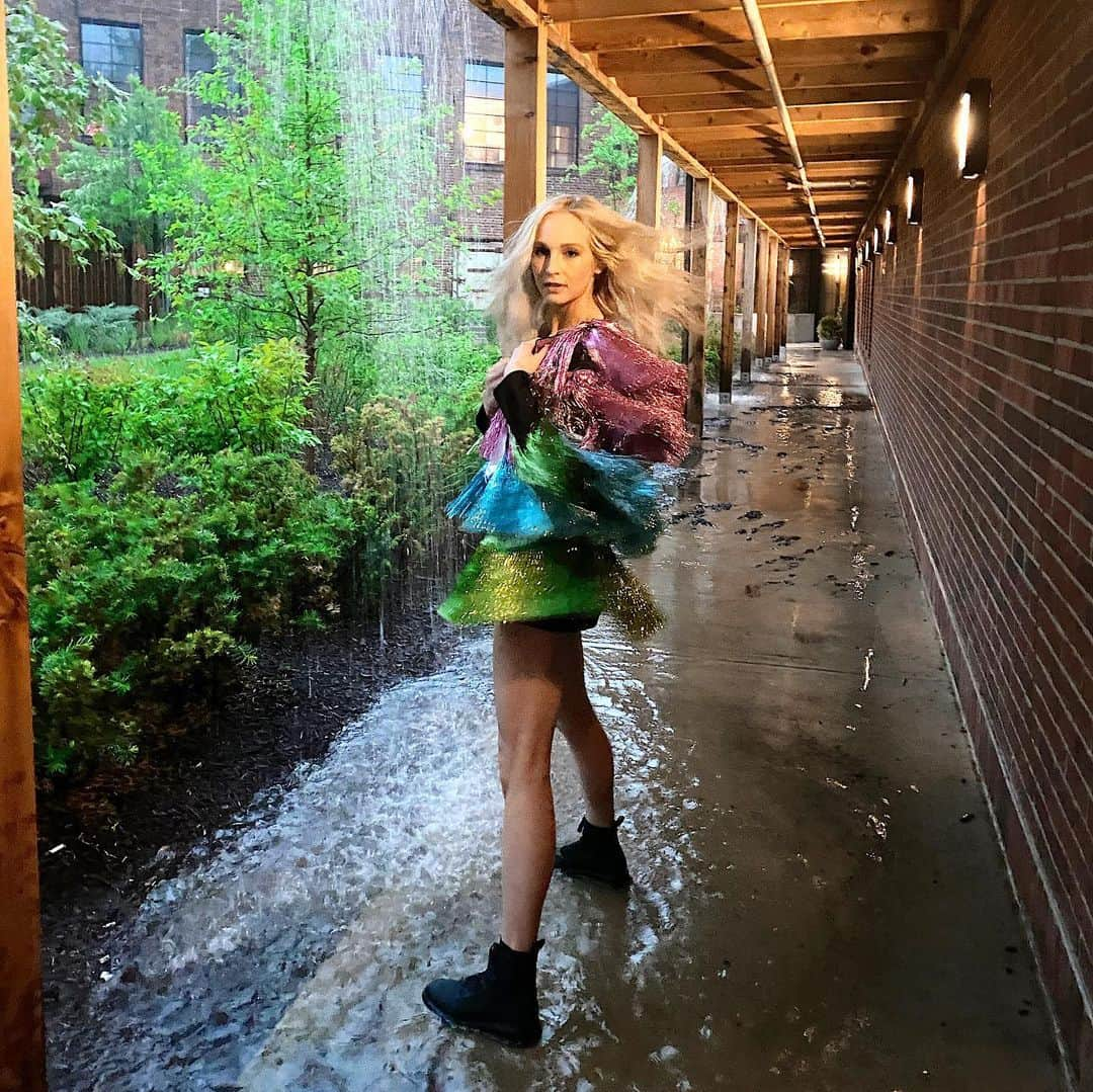 キャンディス・アッコラさんのインスタグラム写真 - (キャンディス・アッコラInstagram)「TSwift 📸 dump 🌧️ Will definitely go down in the books as an unforgettable night with @emilydsaylor & @wcweaver. A Four hour weather delay (and every canned cocktail we brought in our to go cooler… and then maybe some of the canned cocktails our driver surprised us with) later… and the show went on! So much running, so much dancing, and even more singing all in the warm spring midnight rain ☔️」5月9日 8時00分 - candiceking