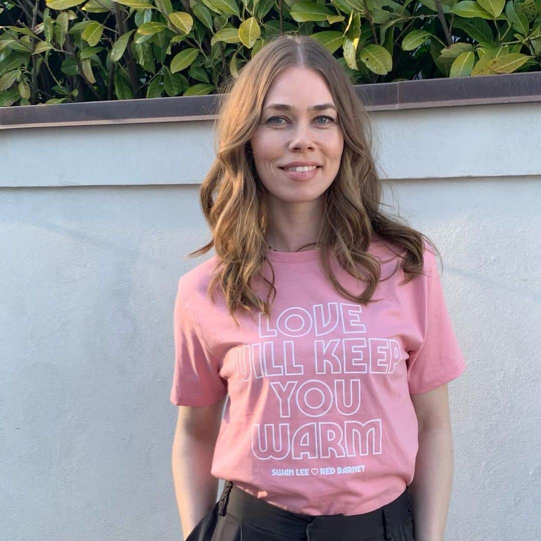 のインスタグラム：「Modtaget i gave, derfor reklame LOVE WILL KEEP YOU WARM. Som ambassadør for @redbarnetdk bakker jeg op om budskabet på de fine T-shirts, som mine med-ambassadører i @swanleeband har lavet. Køb den til dig selv eller én du holder af. (Det er da den bedste mors dags gave). De koster 299, og fås i grøn, hvid og lyserød - og alt overskud fra salget går til udsatte børn. 👕❤️ Link i bio #lovewillkeepyouwarm #redbarnet #swanlee #ambassadør」