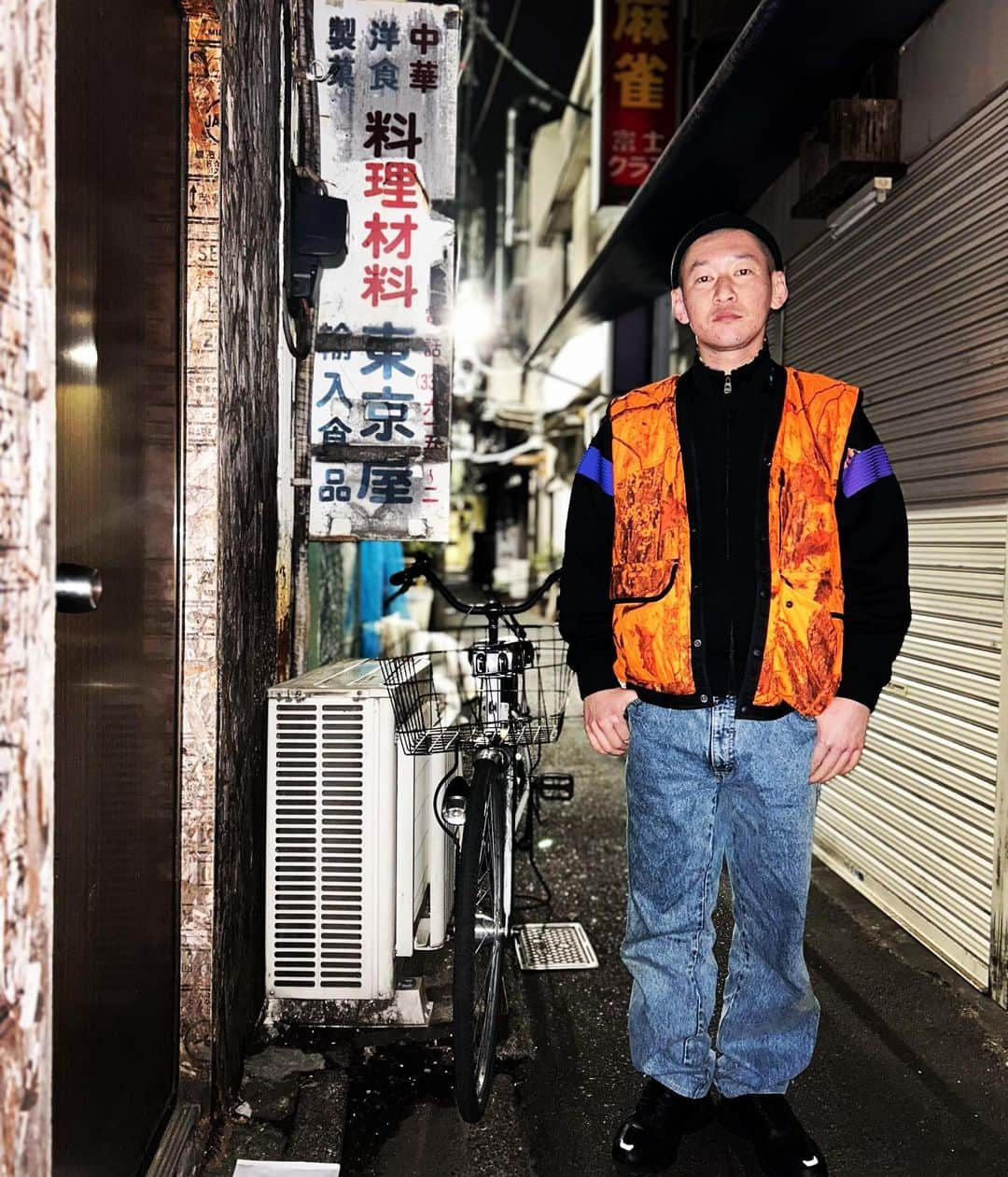 市川刺身さんのインスタグラム写真 - (市川刺身Instagram)「今日の服装。 こんな寒いなんて聞いてないよ。  ロンTに薄いスウェット入れてkappaのジャージ。 色が寂しいから渋谷の古着屋で購入したオレンジのベスト。 ハラノムシで購入したBOBSONのデニム。 ROTOTOのニット帽に雨を少しだけ弾くDUNLOPの黒靴。  なんか分かんないかもなんだけど部屋の温度がちょっと寒くて身を縮ませてる間に寝てしまって気づいたらこんな時間になってたみたいな。 そんな感じのやつで気がついたらこんな時間で慌てて外に出て高円寺の路地で携帯置いて撮りました。 凄く静かな高円寺の夜。 ゴールデンウィークが終わったからなのか今日がちょっと寒いからなのか。 高円寺ありがとう。  #今日着た服 #ファッション #古着 #もう冬ぐらい寒い #高円寺 #路地 #6月17日新ネタライブ #チケット発売中 #是非観てね」5月9日 2時38分 - soitsudoitsu