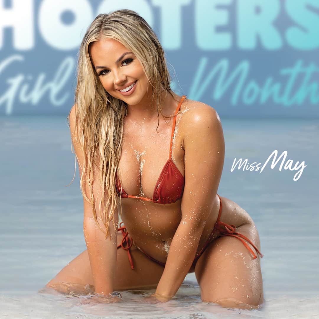 Hootersさんのインスタグラム写真 - (HootersInstagram)「Why yes, it IS getting #hot in here. Say hello to Miss May, Sloan from @SouthFLHooters 💖😍   @SloanMiavitz  @HootersCalendar」5月9日 2時43分 - hooters