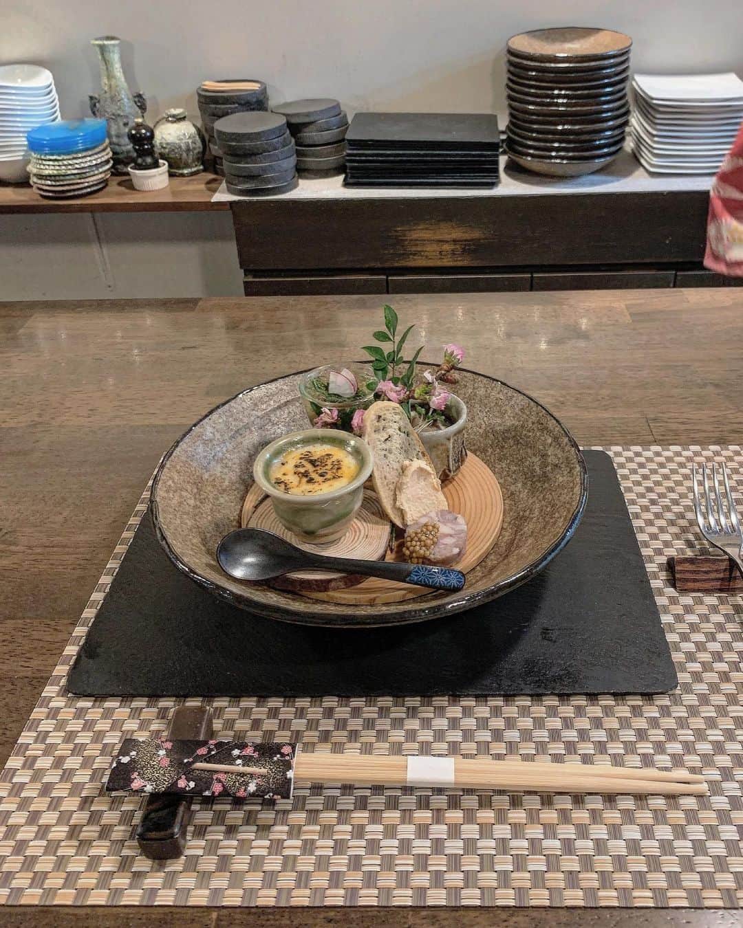 竹村美緒さんのインスタグラム写真 - (竹村美緒Instagram)「. . .  美味しい創作料理の隠れ家レストラン。 創作天ぷら ぷらりん  @purarin3104 📍東心斎橋  全18品のおまかせコース料理。  お刺身は脂がのっていてトロける美味しさ☺️  天ぷらは目の前で一つ一つ丁寧に揚げてくださいます。 コースのメインを飾る牛ヘレの天ぷらは、和歌山県の紀奥山椒といただく一品。  元イタリアンのシェフが腕を振るう、 イタリアンの華やかさと和食の繊細さを合わせ持つ新しい天ぷら。  どれもこれも絶品でした🌱    #創作天ぷらぷらりん #ぷらりん #長堀橋グルメ #長堀橋ディナー #心斎橋グルメ #心斎橋ディナー #心斎橋天ぷら #大阪天ぷら#PR」5月9日 2時45分 - takemuramio