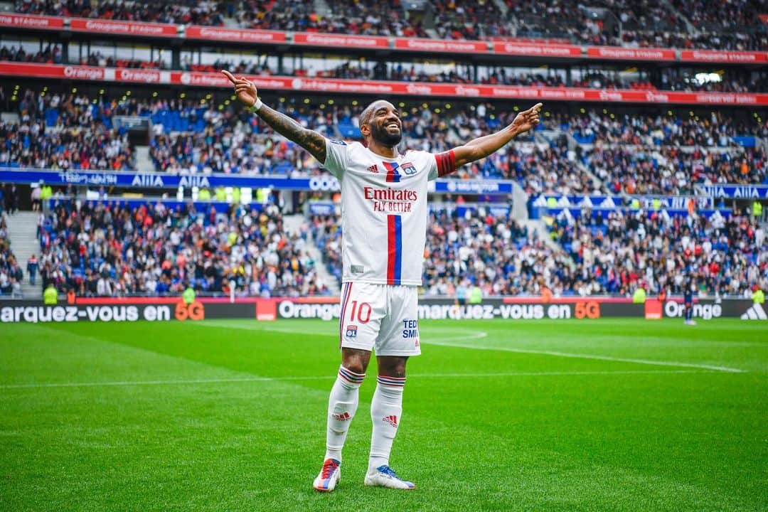 アレクサンドル・ラカゼットのインスタグラム：「Un match inoubliable dans une ambiance de folie !! Never give up ! 🫡🦁♣️👑❤️」