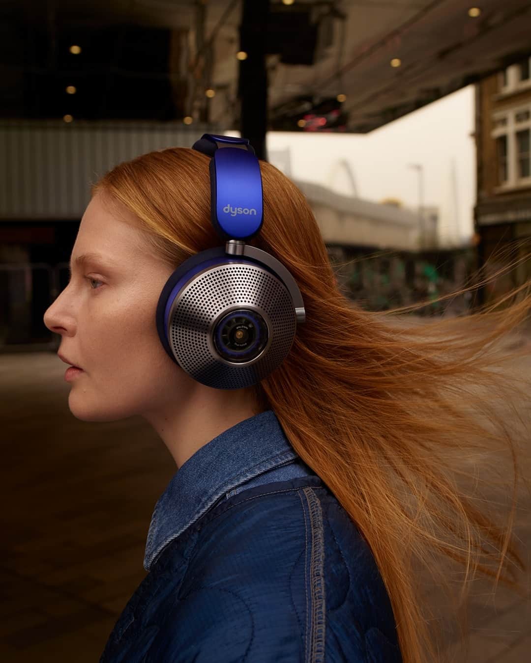 Dysonさんのインスタグラム写真 - (DysonInstagram)「Scientifically tuned for every detail. 👂🎶  Using acoustic analysis of how humans perceive sound, and extensive listening trials, we engineered Dyson Zone™ headphones with air purification with a unique equalisation setting. Optimising the frequency curve for a more authentic audio experience.   Now available in the US, Hong Kong, China and Singapore. Coming soon to Great Britain and Europe. Find out more using the link in bio.  #DysonZone」5月9日 3時00分 - dyson
