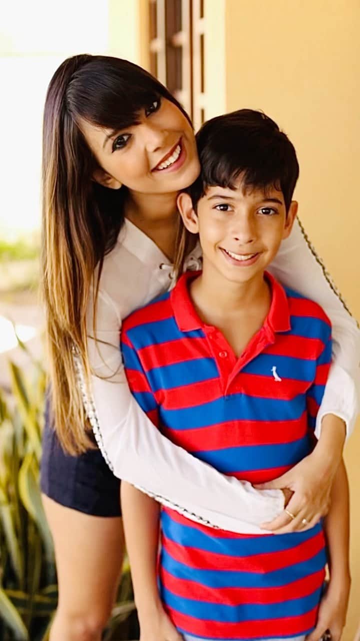 Gabriela Salesのインスタグラム：「E hoje é seu dia, meu filho. Há 18 anos que você chegou pra dar sentido e vida à minha vida. Deus não poderia ter me enviado um filho melhor. Um menino doce, lindo, com o melhor coração que já vi. Sou a mãe mais feliz e orgulhosa do mundo por te ver crescer e se tornar esse homem. Te amo mais do que o céu, mais do que toda constelação do universo. Parabéns, meu Dan, meu Nilo, meu eterno bebê! 💙👦🏻🎉🎊」