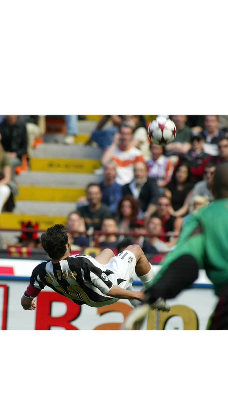 アレッサンドロ・デル・ピエロのインスタグラム：「Up side down 😜 #ADP . . . @acmilan vs @juventus  @seriea #8maggio #2005 #juve #milan」