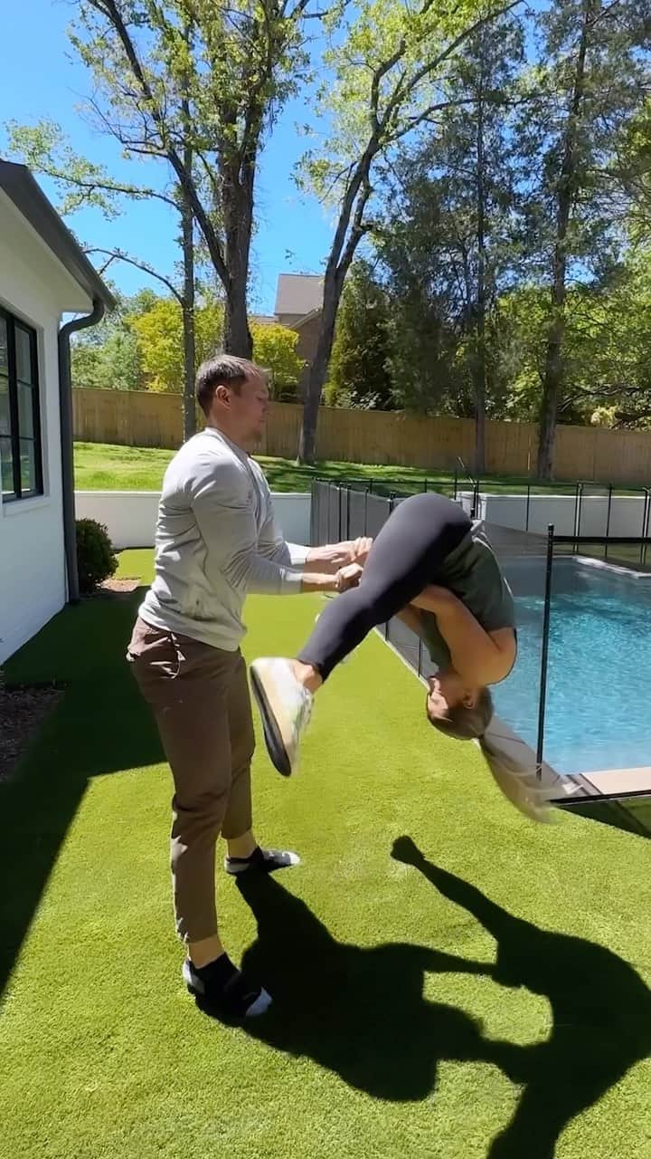 ショーン・ジョンソンのインスタグラム：「@andrewdeast loves a slo-mo. Haha keep tagging us in these!! We love them 😂  #coupleschallenge #fitnesschallenge #couples #reels #partnerchallenge #married #challenge @bryan_emig」