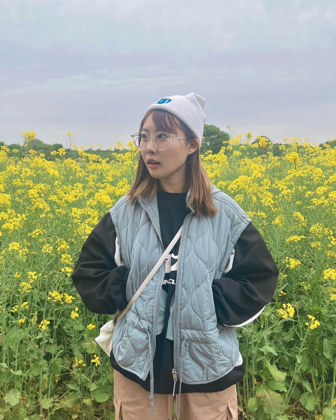 川島愛里沙のインスタグラム：「. . . なのはな💛 . . . . . . #昭和記念公園 #花 #菜の花 #菜の花畑 #春 #followme #flower #yellow #instagram #instalike  #fashion #ootd #code #sun」