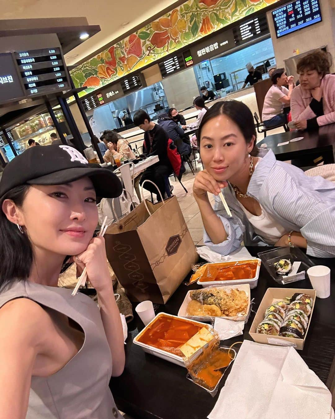 クリッセル・リムさんのインスタグラム写真 - (クリッセル・リムInstagram)「🇰🇷My SEOUL GUIDE:  We only had 1.5 days off to explore so these are the places we visited and I would recommend!   🥘 FOOD/CAFE:   1. Myung Dong Kyoja) 명동교자- Kalgooksoo is my favorite Korean dish and these noodles were to die for. It’s worth the wait and the line outside goes by pretty fast. It’s not a fancy place but it really does hit the spot. I would highly suggest ordering one of each and portions are quite big so you can share and try everything. We ordered the kalgooksoo, spicy noodles (this one was surprisingly my favorite), and mandoo (dumplings).  2. Donut Jungsu Ikseon- if you are a donut lover you must visit this place . It has the most delicious and unique donuts and the vibes are immaculate. It has a rooftop sitting area or the main floor has a place where you can sit on the floor. Btw this area is supposed cute. It’s pretty much a street filled with cute cafes along side the old traditional Hanoi houses. The street is called Ikseon- Dong Hanok street  3. CheongSudang- a modern garden themed desert cafe. Also on ikseon Dong street. This one is probably the most popular cafe as there is a line outside but for good reason. It’s a super cute cafe with delicious desserts but again no options for lactose intolerant people like me. Worth visiting just to check out the scene and vibe tho.   4. Shinsaegae food court- to be honest this was probably my favorite place to eat. It’s nothing fancy and it’s literally the food court at the basement of the shopping center but I got the best 떡보끼(ddukbokki) &  김밥 (kimbap) and I just walked around aimlessly looking at all the delicious food you could get there. It’s all the Korean street food I wanted in one place.   🧖‍♀️SKIN:  1. Bong Bong dermatology- I got the vitamin infusion treatment. With vitamin infusion they typically have to inject with a needle but they have a cool technology where they can laser it into your skin. Also this center is GORG!  2. BLS CLINIC - I got the laser toning facial which I loved and also they laserd off some of my dark spots.  This caption is too long so recommendations continued in comments 👇🏼   ( shout out to @calikimia_ and @kahi_korea for setting us up with everything!)」5月9日 3時26分 - chrisellelim