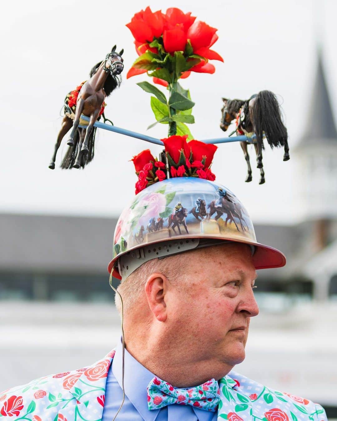New York Times Fashionのインスタグラム：「The Kentucky Derby never fails to bring out the most adventurous hat-wearers of any American sporting event — and the race on Sunday did not disappoint. Fans watched Mage win the 149th Derby, followed by Two Phil’s and Angel of Empire, rounding out the top three.   For many who attend, the annual race at Churchill Downs provides an opportunity to show off homemade creations and high-fashion pieces, from headbands with flowers to full-on art pieces made to look like mini racetracks.  Not known for subtlety, Derby hats this year offered a range of colors and fabrics, from elegant to loud, floral to plumed and everything in between. There were classic straw hats, and much more elaborate creations: with elaborate bows, flowers, brims and even feathered pink tentacles.  See more hats from the Kentucky Derby at the link in bio. Photos by @jonpcherry and @xburrell41」