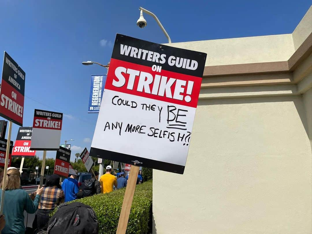 ジョン・ロス・ボウイさんのインスタグラム写真 - (ジョン・ロス・ボウイInstagram)「Strike signs of paramount.  No matter what corporate media is telling you, this is not a strike of rich crybabies. This is the first line of defense against corporate greed, increasing automation and communications oligarchies. And these issues are going to affect every industry, they’re just doing a test run on the writers Guild. #whywemarch  #unionstrong #wgastrong」5月9日 3時23分 - johnrossbowie