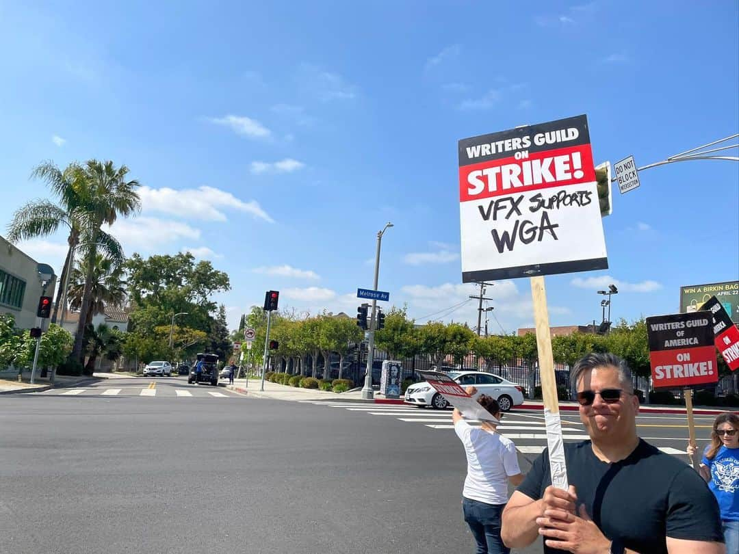 ジョン・ロス・ボウイさんのインスタグラム写真 - (ジョン・ロス・ボウイInstagram)「Strike signs of paramount.  No matter what corporate media is telling you, this is not a strike of rich crybabies. This is the first line of defense against corporate greed, increasing automation and communications oligarchies. And these issues are going to affect every industry, they’re just doing a test run on the writers Guild. #whywemarch  #unionstrong #wgastrong」5月9日 3時23分 - johnrossbowie