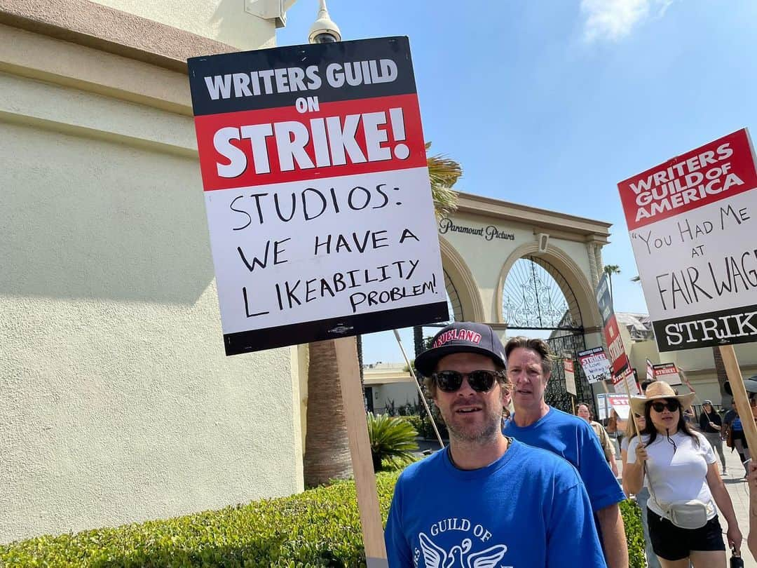 ジョン・ロス・ボウイさんのインスタグラム写真 - (ジョン・ロス・ボウイInstagram)「Strike signs of paramount.  No matter what corporate media is telling you, this is not a strike of rich crybabies. This is the first line of defense against corporate greed, increasing automation and communications oligarchies. And these issues are going to affect every industry, they’re just doing a test run on the writers Guild. #whywemarch  #unionstrong #wgastrong」5月9日 3時23分 - johnrossbowie