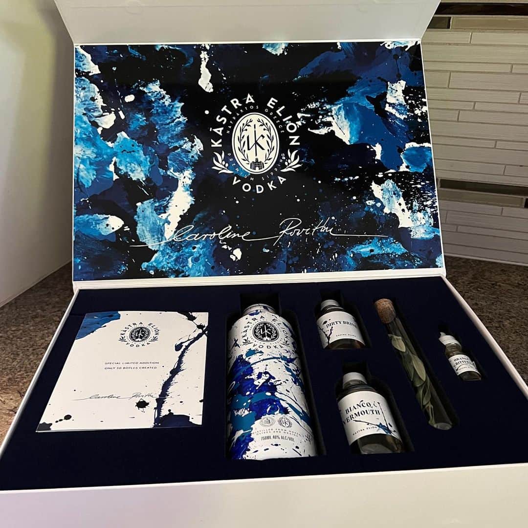 ニア・ヴァルダロスのインスタグラム：「Two things I love! The work of @the_hellenic_initiative … and vodka! This is a limited edition kit, the vodka is made from Greek olives! $30 per kit will be donated to The Hellenic Initiative, a global, nonprofit, secular institution who gather funds to invest in the future of Greece.  Visit the page of @kastraelion to purchase new Limited Edition Premium Martini Kit featuring the special hand painted and signed bottles by Greek artist Caroline Rovithi @caroline_rovithi   Only 50 bottles were created! The kit includes all ingredients for a curated cocktail featuring our custom Kástra Dirty Brine, vermouth, and orange bitters. Also… fun fact, @kastraelion vodka appears in #mybigfatgreekwedding3 !! ♥️ 🇬🇷 ♥️ #notanadjustafan」