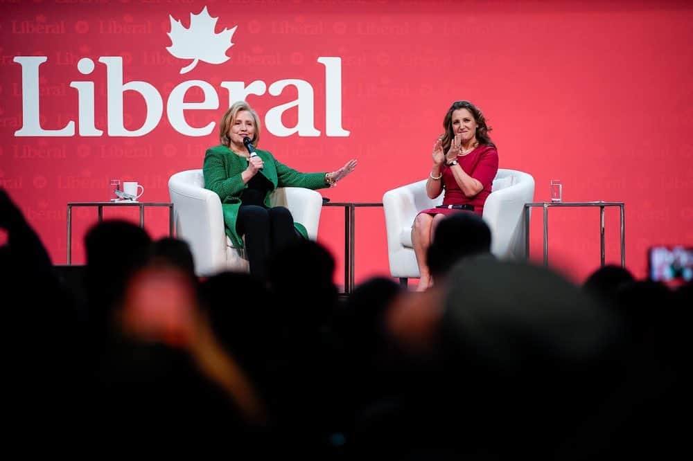 ヒラリー・クリントンさんのインスタグラム写真 - (ヒラリー・クリントンInstagram)「In Canada, red is my color. Thanks for a wonderful conversation about how to deliver a better future for all, @liberalca!」5月9日 3時30分 - hillaryclinton