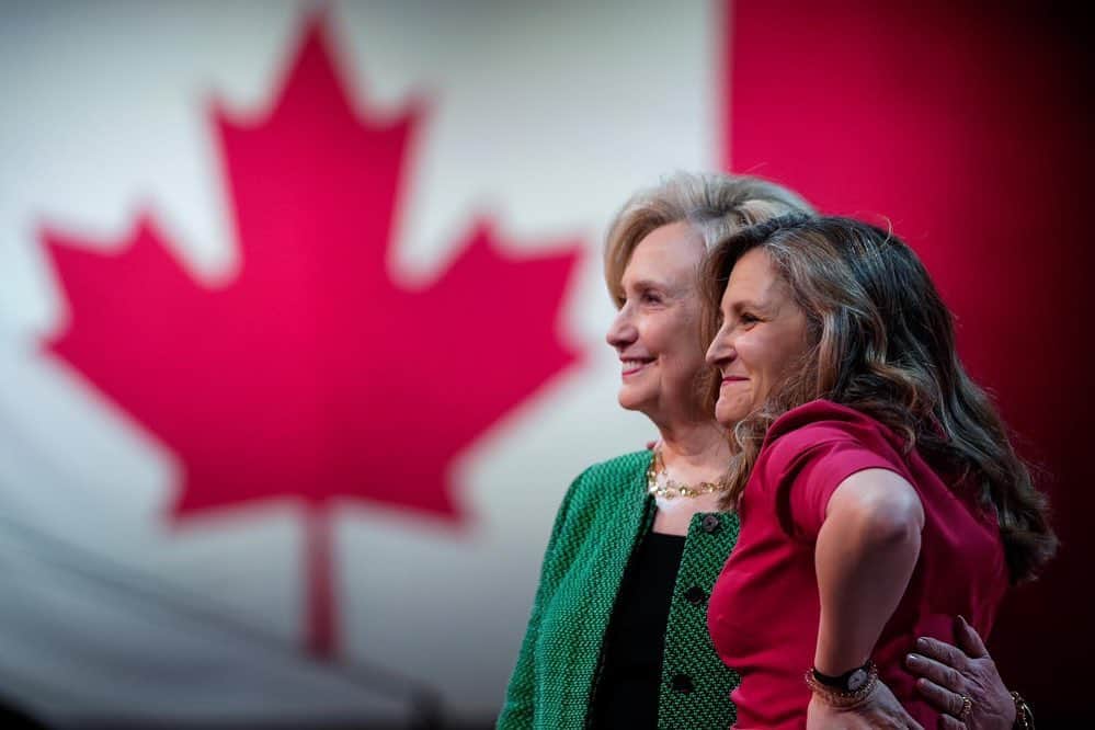 ヒラリー・クリントンさんのインスタグラム写真 - (ヒラリー・クリントンInstagram)「In Canada, red is my color. Thanks for a wonderful conversation about how to deliver a better future for all, @liberalca!」5月9日 3時30分 - hillaryclinton
