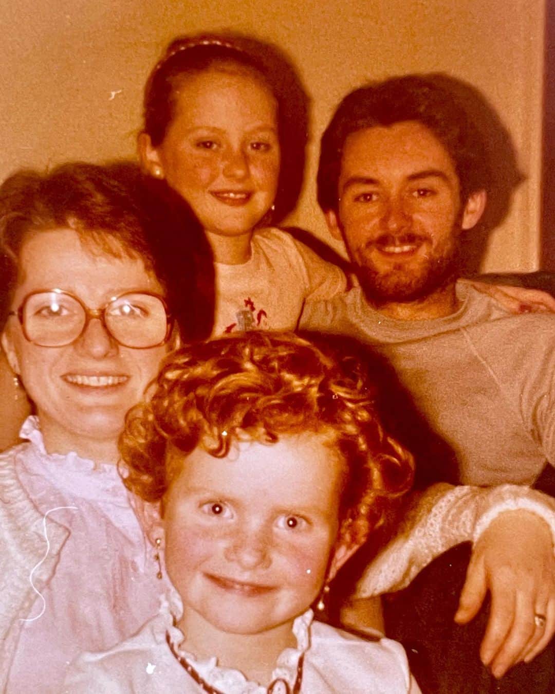 レベッカ・メイダーのインスタグラム：「Showed this epic throwback pic of me and my parents and big sister Rachael to my son Milo yesterday. Me: “Milo, look, this is Mummy when she was a little bit older than you are now”. Milo: “Don’t be silly Mummy, that’s a photo of a little boy”. Lol. Love him!😂💚 #throwback #potd」