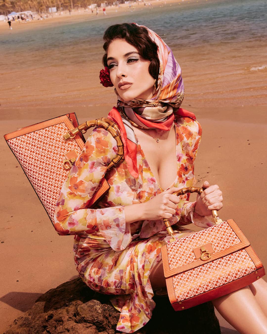 ゲスのインスタグラム：「Your search for the perfect summer wardrobe is over. Discover new bags, accessories, and more. #LoveGUESS」
