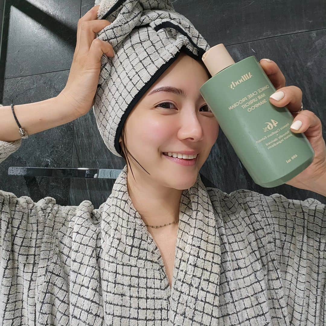 ユ・ハナのインスタグラム：「자극없는 쿨링효과는 뚜껑열리는 일도 진정되는 것 같아요. 자기전 머리감으면 고된 하루들을 씻어내는 기분이라 잠이 잘오고 아침에 머리감으면 하루가 너무 개운하고 상쾌해서 시작부터 기분이 좋아요.  이  올바디헤어업라이트샴푸 는요, 두피의 힘을 키워주는 근본적인 두피 케어로, 이렇게 힘이 생긴 두피와 모근은 탈모로 진행될 수 없답니다.   정제수 대신 물타지 않은  🌿인진쑥 추출물 46% 를 넣었어요.  2년의 긴 테스트와 연구끝에 두피에 좋다는 쑥의 함량을46%, 국내 최대치로 높여 이로운 효능만 담았답니다!   👉인진쑥의 차가운 성질이 두피의 열을 내려주어 진정,염증,붉은두피, 지루성 두피에 효과적이에요. 👉아미노산,베타카로틴 성분이 피부 노화의 원인이 되는 활성 산소를 분해하여 항산화 작용을 일으켜요.  👉알레르기에 강한 플라보노이드 성분이 피부의 힘을 키워 두피 장벽이 강화되어요.   👉단 4주 동안 모발 인장력 28.4% 증가  👉두피 진정(붉은기) 테스트 완료 👉피부임상연구센터 0.00% 무자극인증 👉어린이,임산부, 남녀노소 사용가능  저 믿고  써보세요.  #탈모 되기전에 해야하는게 탈모관리에요!!」