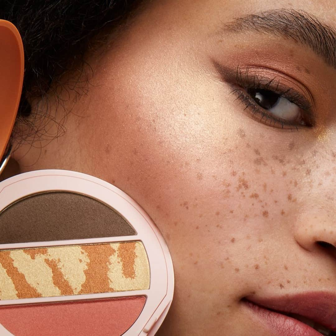 KIKO MILANOさんのインスタグラム写真 - (KIKO MILANOInstagram)「We’re loving this look! 😍 What about you? ☀️ Grab our #KIKOBeautyRoar Flawless Look Face Palette for blush, highlighter, and bronzer in one!⁣ ⁣ #KIKOMilano #facepalette #contour #blush #flawlessskin ⁣ ⁣ Flawless Look Face Palette 02 - Multi Finish Eyeshadow Palette 01 - Volumizing & Curling Effects Mascara 02 - 2-In-1 Creamy Stylo & Universal Lip Liner 03⁣」5月9日 4時00分 - kikomilano