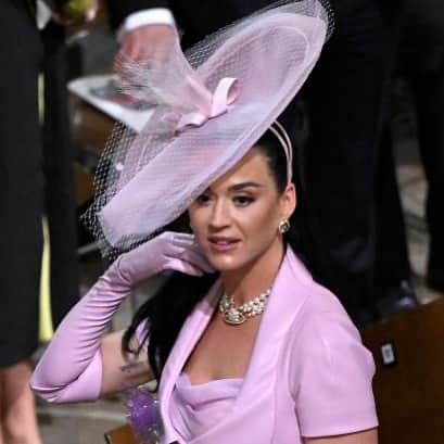 スティーブンジョーンズのインスタグラム：「Thrilled that the divine @katyperry wore my hat with her @viviennewestwood @ndreaskronthaler suit to the Coronation of their Majesties King Charles and Queen Camilla on Saturday. I am sure Queen Vivienne would have been delighted.」