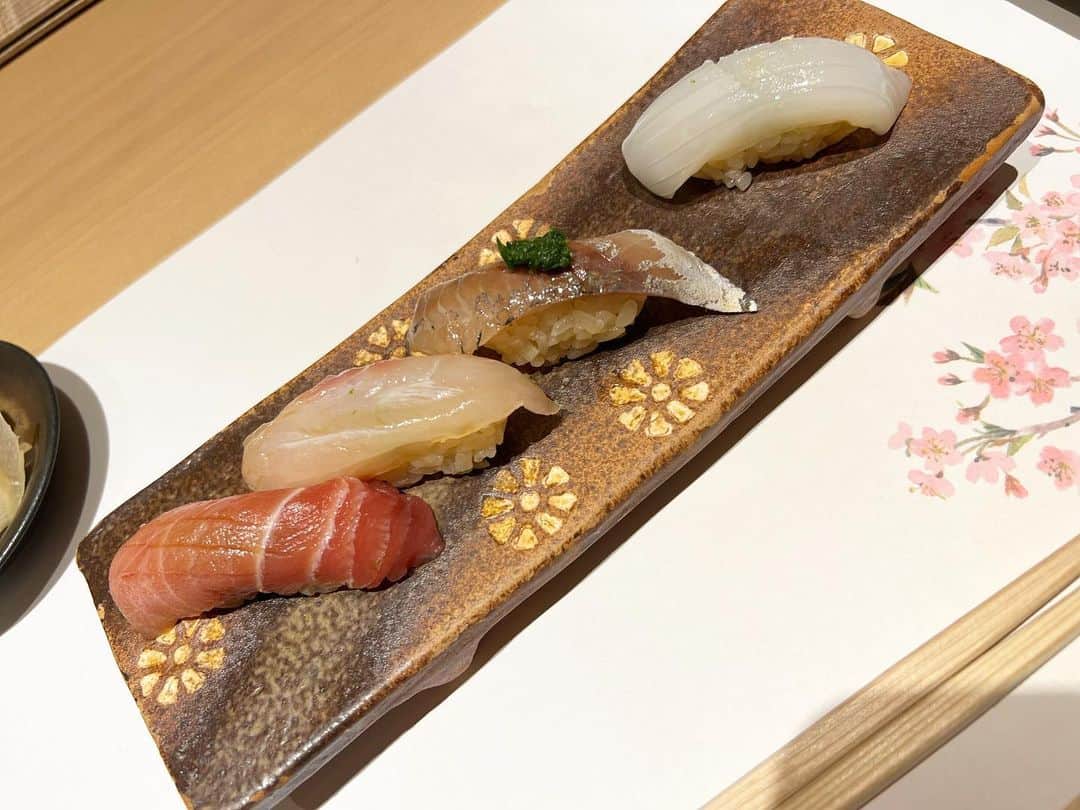 のインスタグラム：「どこのかいつのかも忘れちゃった🍣  美味しかったのは間違えない🥇❤️ チャンネーとシースー🍣  .  #鮨#鮨スタグラム#鮨好きな人と繋がりたい#食べログ#dinner#ランチ#東京#東京グルメ#グルメ#鮨屋#寿司#寿司スタグラム」
