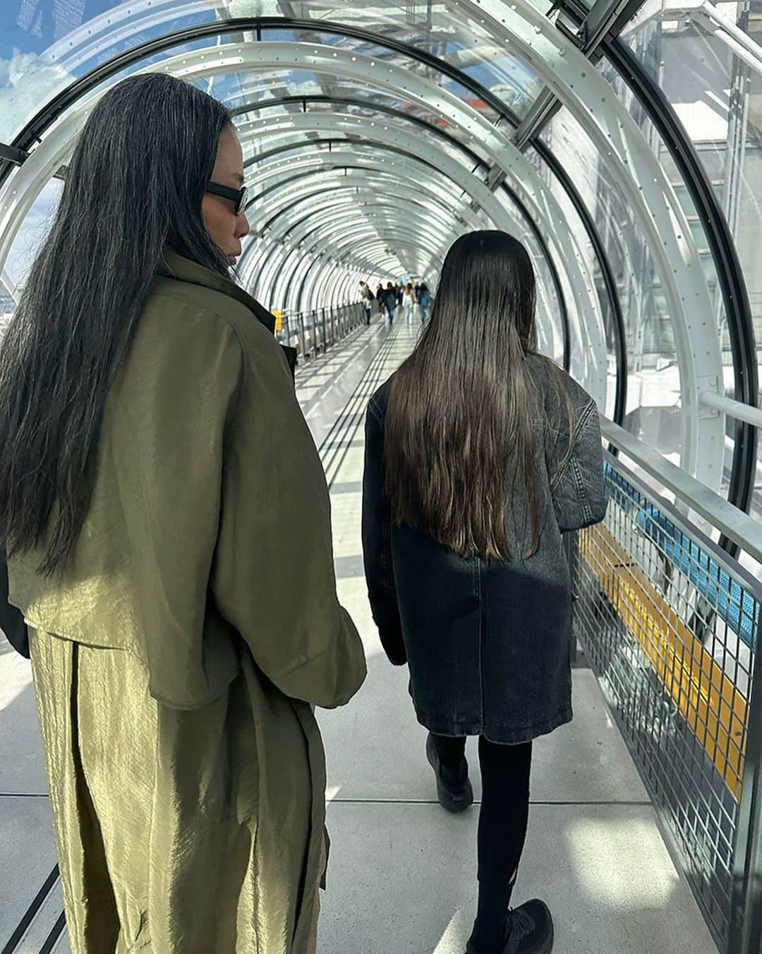 レイチェルコーミーさんのインスタグラム写真 - (レイチェルコーミーInstagram)「In celebration of Mother’s Day, we photographed Ninh with her daughter Qadune on a recent trip to Paris, dressed in RC’s Spring/Summer '23 and upcoming Pre-Fall '23 collections and chatted with her about the problem solving she learned from her own mom, sharing clothes with her daughter, and her favorite pieces from the new collection.  Read the full story in our Journal 🖤 link in bio.」5月9日 4時11分 - rachelcomey