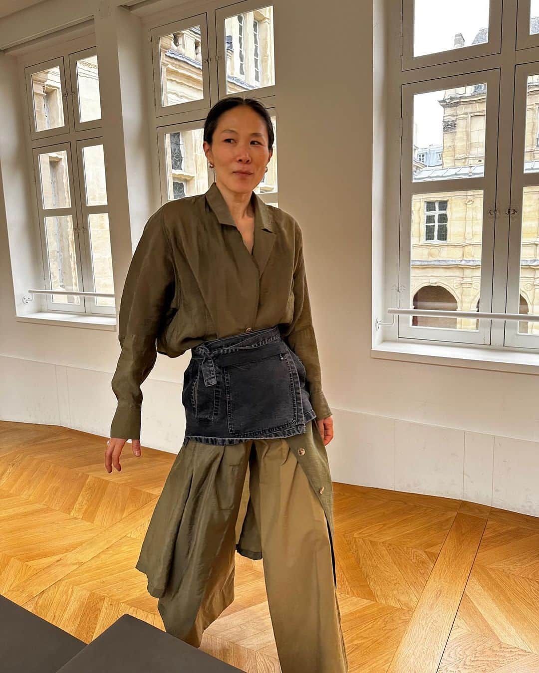 レイチェルコーミーのインスタグラム：「In celebration of Mother’s Day, we photographed Ninh with her daughter Qadune on a recent trip to Paris, dressed in RC’s Spring/Summer '23 and upcoming Pre-Fall '23 collections and chatted with her about the problem solving she learned from her own mom, sharing clothes with her daughter, and her favorite pieces from the new collection.  Read the full story in our Journal 🖤 link in bio.」