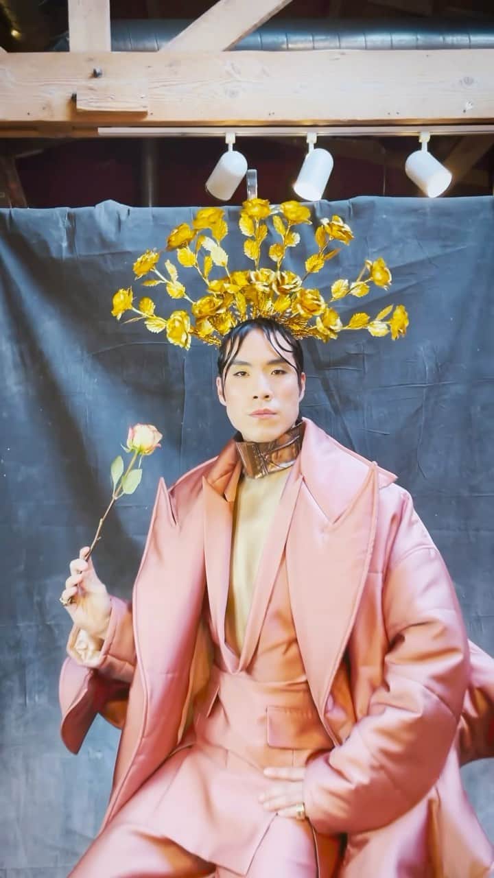 ユージン・リー・ヤンのインスタグラム：「🌹👑 #goldgala styling by @colinmanderson  makeup by @ariannachayleneblean  hair by @daviddanggg  look & shoes by @houseofharryhalim @harryhalim  headpiece by @laureldewitt  jewelry by @azitamirjewelry  bag by @kristinakofficial」