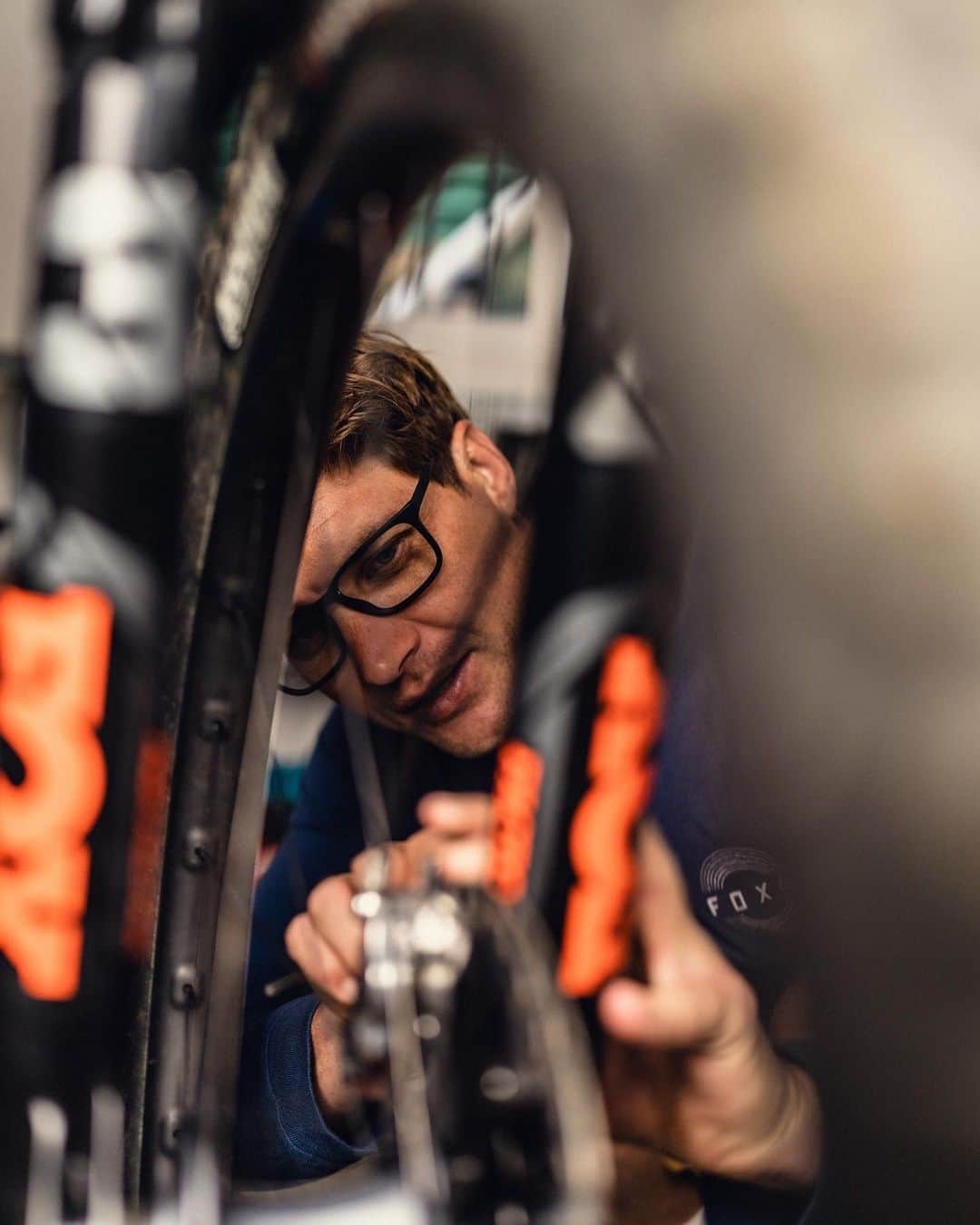 Smithさんのインスタグラム写真 - (SmithInstagram)「From the workshop to the trail, our glasses are fit to make every experience better. If you're looking for precision clarity and stylish off-bike frames to wrench in, check out the link in our bio 👓」5月9日 4時30分 - smithoptics