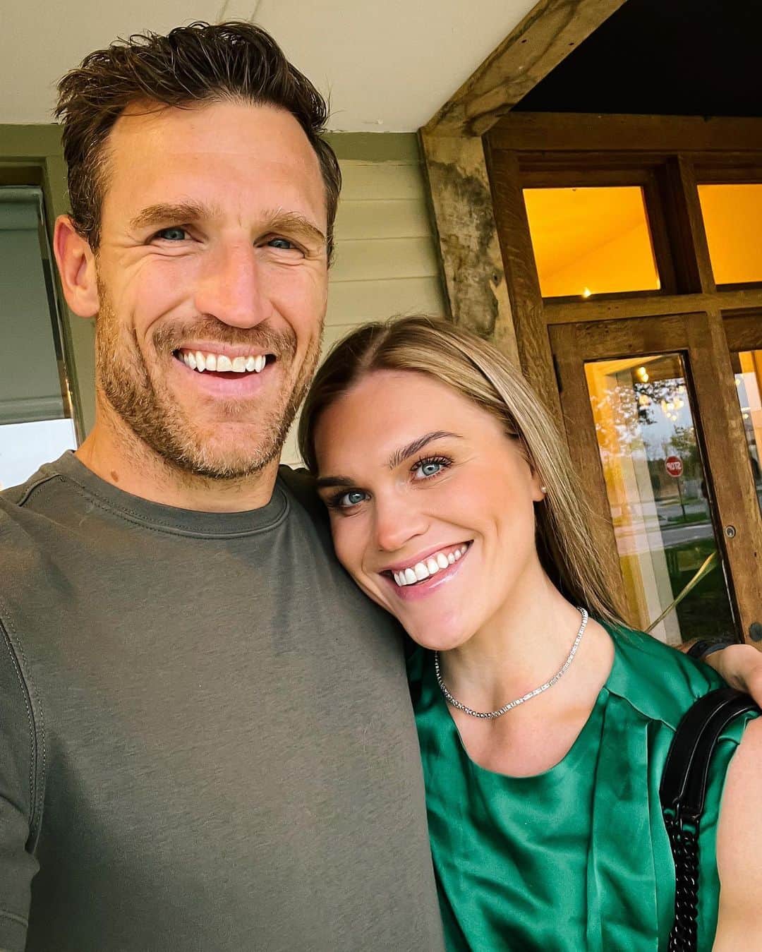のインスタグラム：「Date Night 💚 We have been almost a full month apart while I have been up here in VT preparing for the season which has been an amaaaaaaaaaazing training time! But man have I missed this love of mine 🫶🏼☺️✨ My heart is so happy you are here @brookslaich」
