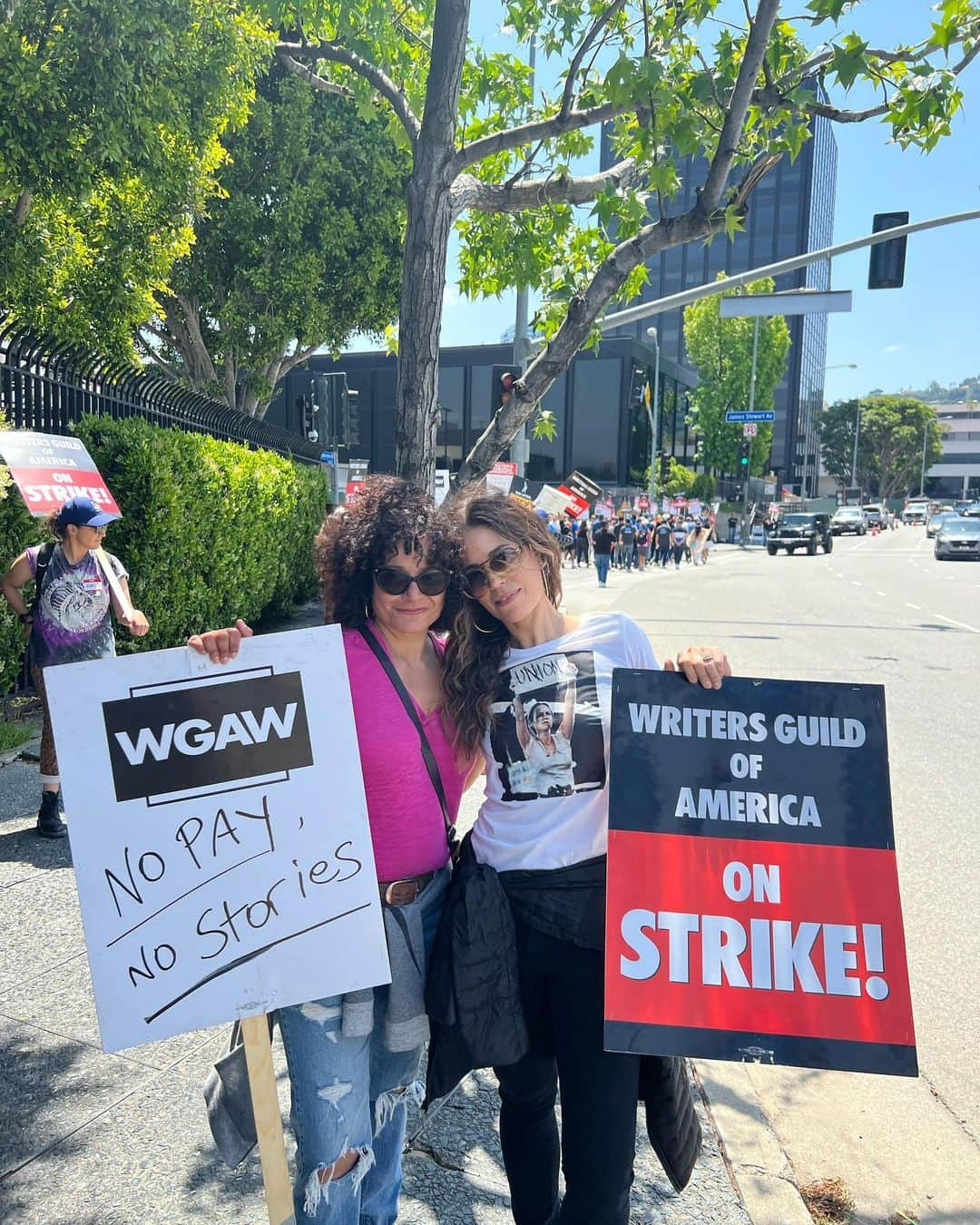 アナ・オルティスさんのインスタグラム写真 - (アナ・オルティスInstagram)「¡Presenté! @wgawest @sagaftra #wgastrong #SOLIDARITY」5月9日 5時02分 - therealanaortiz