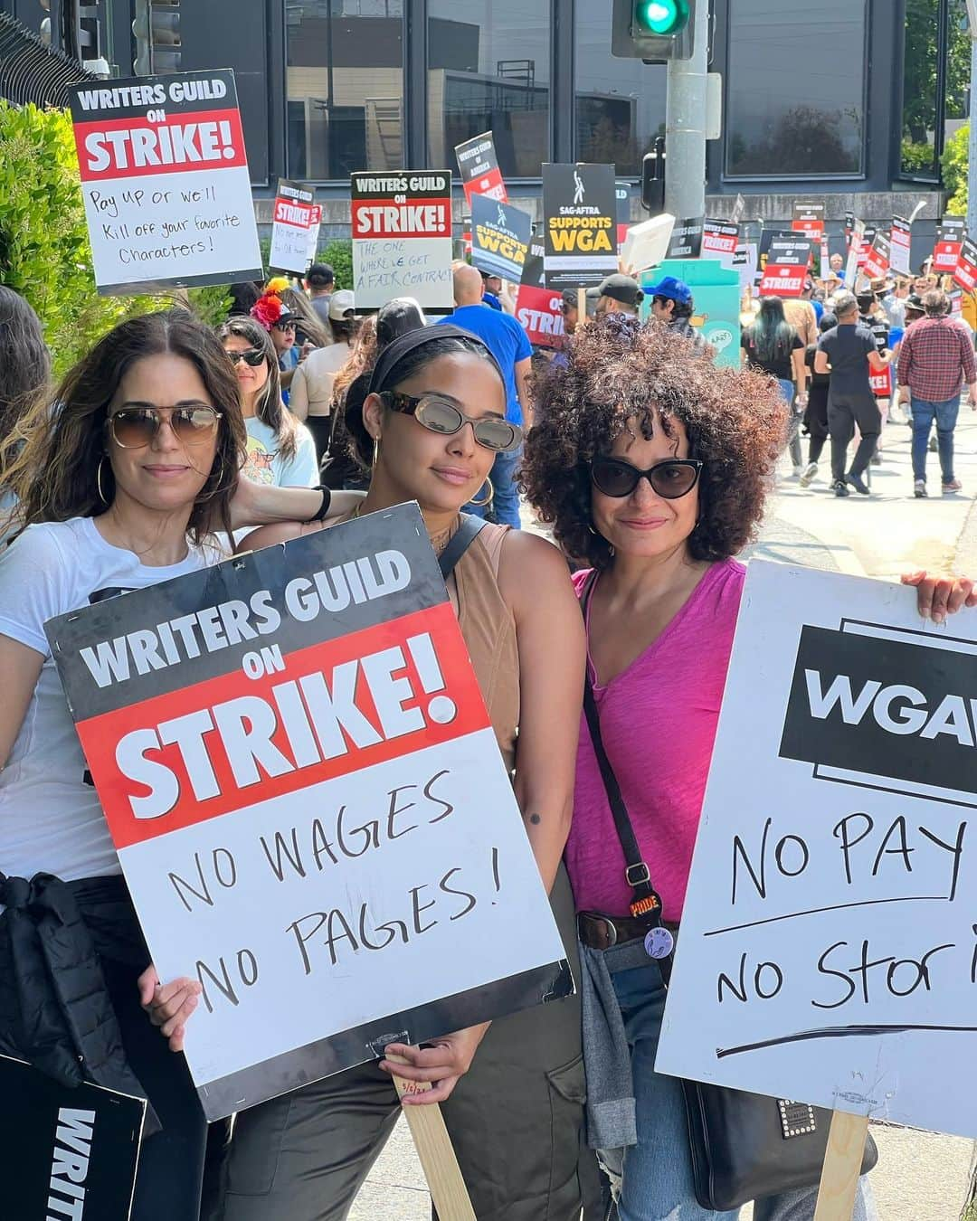 アナ・オルティスのインスタグラム：「¡Presenté! @wgawest @sagaftra #wgastrong #SOLIDARITY」