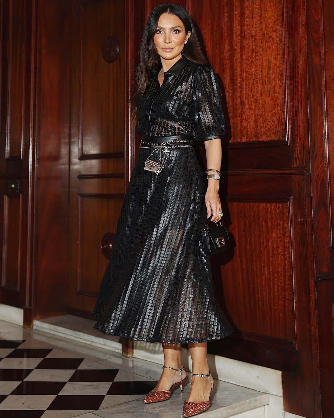 Lalá Noletoのインスタグラム：「Falei para vocês sobre a forte volta das saias. Amo o conforto e a elegância desse estilo ladylike desse look @lovlity ! A modelagem feminina no couro deu um brisa moderna para o look! Perfeito, não?  I told you about the strong turn of the skirts. I love the comfort and elegance of this ladylike style of this @lovlity look! The feminine modeling in leather gave a modern breeze to the look! Perfect, isn't it?  Je vous ai parlé du virage fort des jupes. J'adore le confort et l'élégance de ce style féminin de ce look @lovlity ! Le modelage féminin en cuir donne un vent de modernité au look ! Parfait, n'est-ce pas ?」