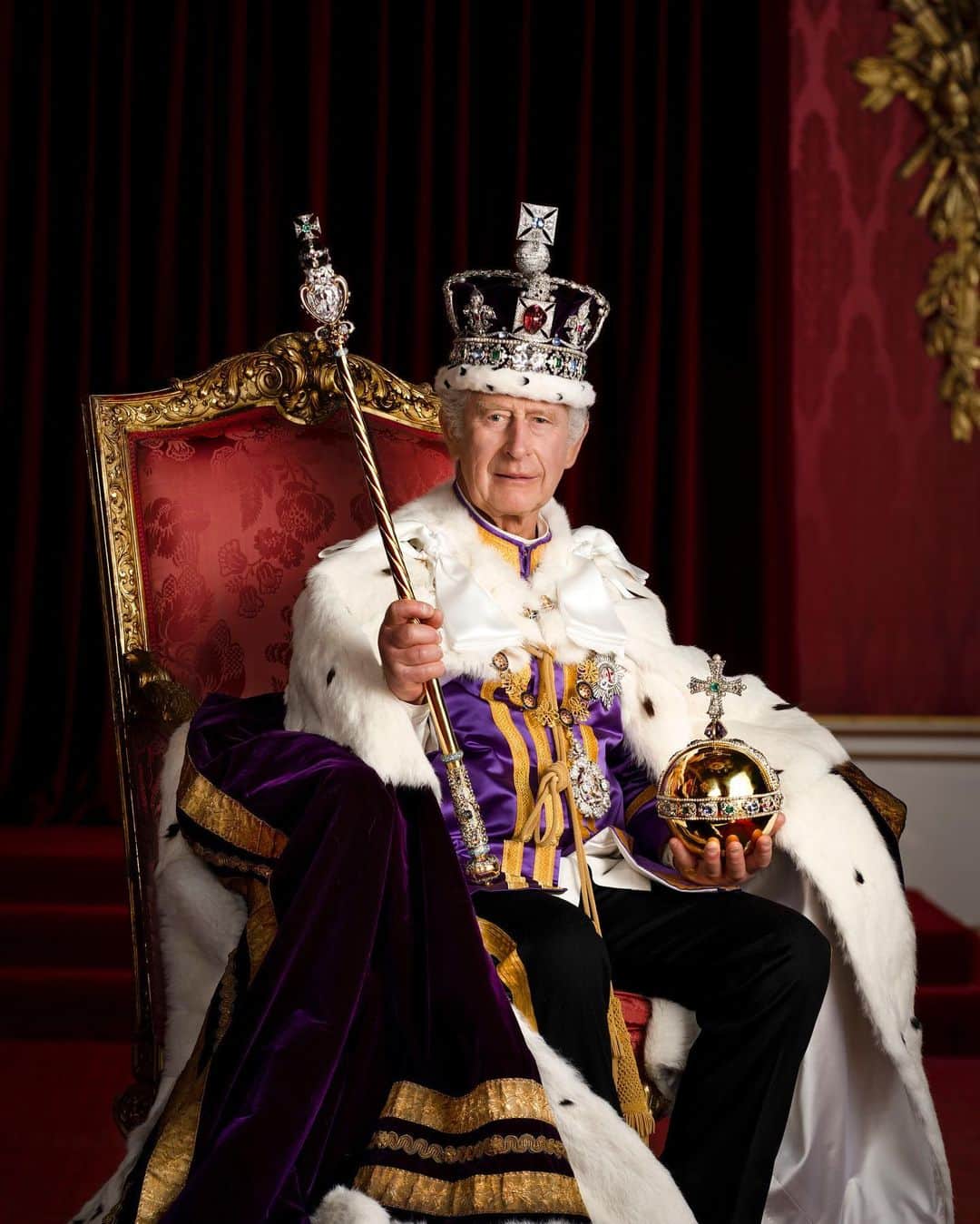 Just Jaredさんのインスタグラム写真 - (Just JaredInstagram)「The four official Coronation portraits have been unveiled! Tap this photo in the LINK IN BIO to see the group photo and find out which royals were excluded from the royal family portrait.  #KingCharles #QueenCamilla Photos: Hugo Burnand/Buckingham Palace」5月9日 5時14分 - justjared