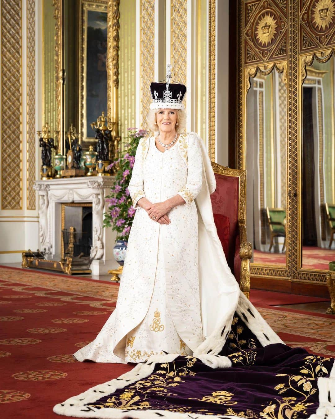 Just Jaredさんのインスタグラム写真 - (Just JaredInstagram)「The four official Coronation portraits have been unveiled! Tap this photo in the LINK IN BIO to see the group photo and find out which royals were excluded from the royal family portrait.  #KingCharles #QueenCamilla Photos: Hugo Burnand/Buckingham Palace」5月9日 5時14分 - justjared