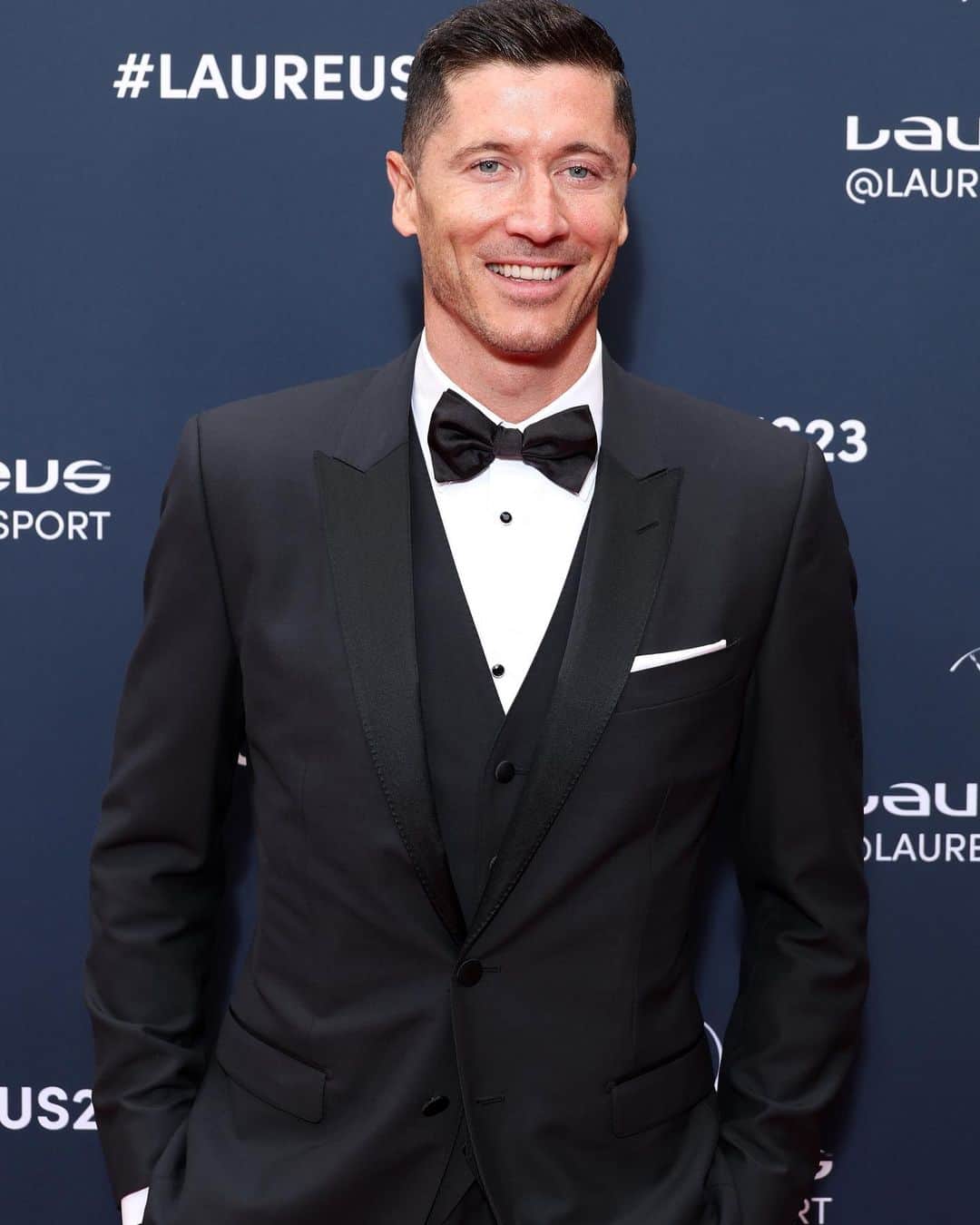 ロベルト・レヴァンドフスキのインスタグラム：「This evening, I had a great honour to present The Laureus World Sports Award in Sport for Good category.  Let’s keep in mind Nelson Mandela words „Sport can create hope”  Congratulations TEAM UP! You are doing an amazing work! @laureussport  #laureus23」