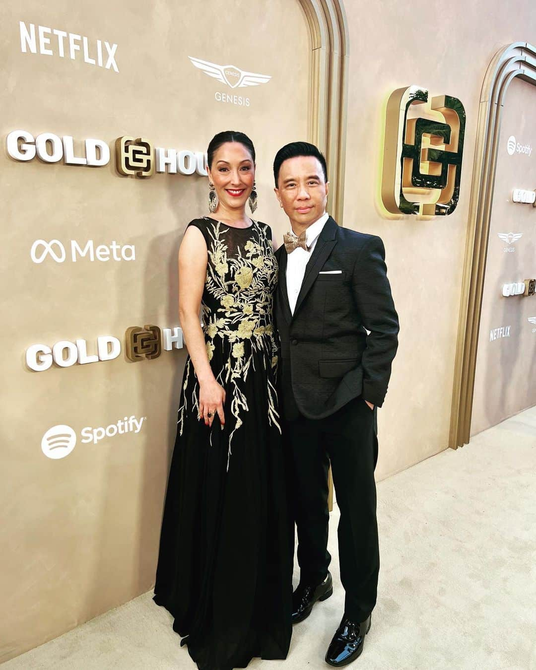 レジー・リーさんのインスタグラム写真 - (レジー・リーInstagram)「Wowza! What a night! Thank you @bingchen and everyone at @goldhouseco for having me at the 2nd Annual Gold Gala, THE pre-eminent annual event that unites and celebrates Asian Pacific achievements across different industries. @bingchen your words were nothing short of inspiring, uplifting, and motivating!!! Propelling our AAPI community into greater and greater visibility.  You and everyone at @goldhouseco have helped us continue to keep breaking barriers and create!! And what a beautiful idea to introduce #goldbridge to the world.  Bridging different communities and cultures and celebrating inclusion and working together. Happy #asianamericanpacificislanderheritagemonth !!!!   So great to see friends I’ve worked with over the decades and make new friends and celebrate and honor each other! What a frickin BLAST of an evening! Congratulations to the honorees: @iamsandraohinsta  @kehuyquan  #imanvellani  @evalongoria  #belabajaria  @geenarocero  @neal_mohan  @radhikajones  #PeggyandAndrewCherng #DominicNg @msleasalonga  @everythingeverywheremovie  And the cast of #JoyLuckClub @mingna_wen @thetamlyntomita @chao_time @laurentom9000 @lisaluofficial @france.nuyen #TsaiChin @thekieuchinh  AND the A100 honorees for 2023!   Tux: @theolivertolentino  Bow tie: @etonshirts   And last but not least, because I’m absolutely horrible at taking photos 😜😳, big thanks to my amazing friends, mga kapatid, my #kababayan , for snapping some great pics: 📸: @ajrafael  📸: @rubenvnepales  📸: @janetrnepales  📸 : @gtongi」5月9日 5時23分 - mrreggielee