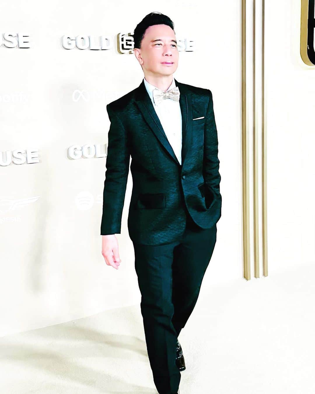 レジー・リーのインスタグラム：「Wowza! What a night! Thank you @bingchen and everyone at @goldhouseco for having me at the 2nd Annual Gold Gala, THE pre-eminent annual event that unites and celebrates Asian Pacific achievements across different industries. @bingchen your words were nothing short of inspiring, uplifting, and motivating!!! Propelling our AAPI community into greater and greater visibility.  You and everyone at @goldhouseco have helped us continue to keep breaking barriers and create!! And what a beautiful idea to introduce #goldbridge to the world.  Bridging different communities and cultures and celebrating inclusion and working together. Happy #asianamericanpacificislanderheritagemonth !!!!   So great to see friends I’ve worked with over the decades and make new friends and celebrate and honor each other! What a frickin BLAST of an evening! Congratulations to the honorees: @iamsandraohinsta  @kehuyquan  #imanvellani  @evalongoria  #belabajaria  @geenarocero  @neal_mohan  @radhikajones  #PeggyandAndrewCherng #DominicNg @msleasalonga  @everythingeverywheremovie  And the cast of #JoyLuckClub @mingna_wen @thetamlyntomita @chao_time @laurentom9000 @lisaluofficial @france.nuyen #TsaiChin @thekieuchinh  AND the A100 honorees for 2023!   Tux: @theolivertolentino  Bow tie: @etonshirts   And last but not least, because I’m absolutely horrible at taking photos 😜😳, big thanks to my amazing friends, mga kapatid, my #kababayan , for snapping some great pics: 📸: @ajrafael  📸: @rubenvnepales  📸: @janetrnepales  📸 : @gtongi」