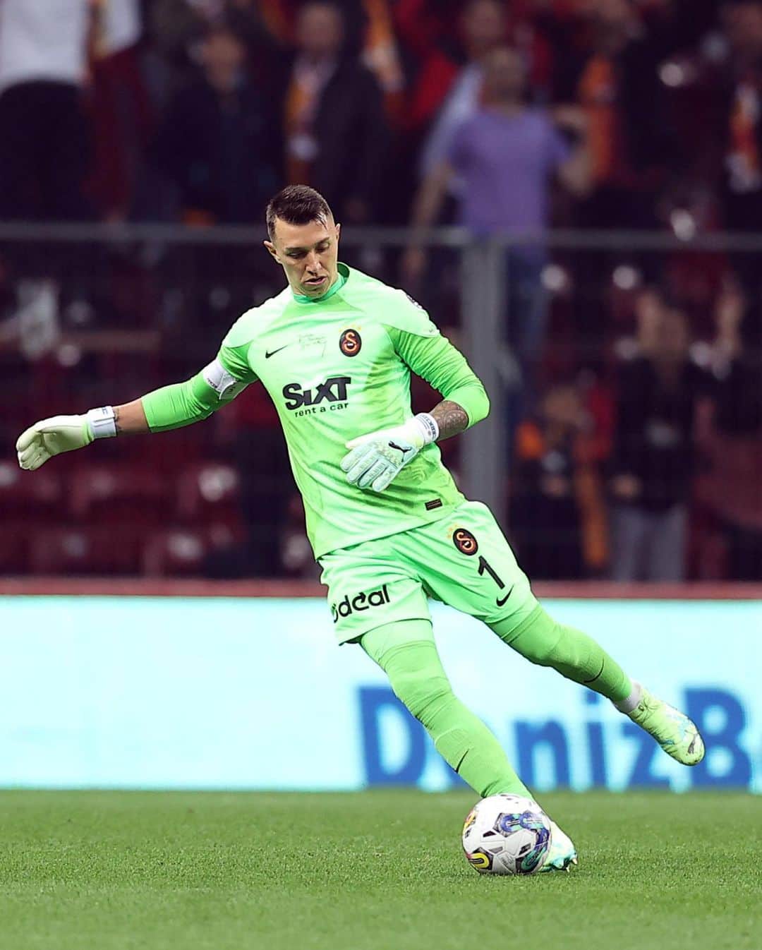 のインスタグラム：「Great win, great job from everyone! 3 very important points for the team and for the fans. Your support has been a real force throughout this journey and we appreciate every single one of you! Let's continue to push ourselves in this final stage. Thank you! 🦁💛♥️  Gran victoria, gran trabajo de todos! 3 puntos muy importantes para el equipo y para los hinchas. Su apoyo está siendo fundamental  y se lo agradecemos mucho .  A seguir .   #ALLTOGETHER #Galatasaray #Cimbom #GSvİBFK」