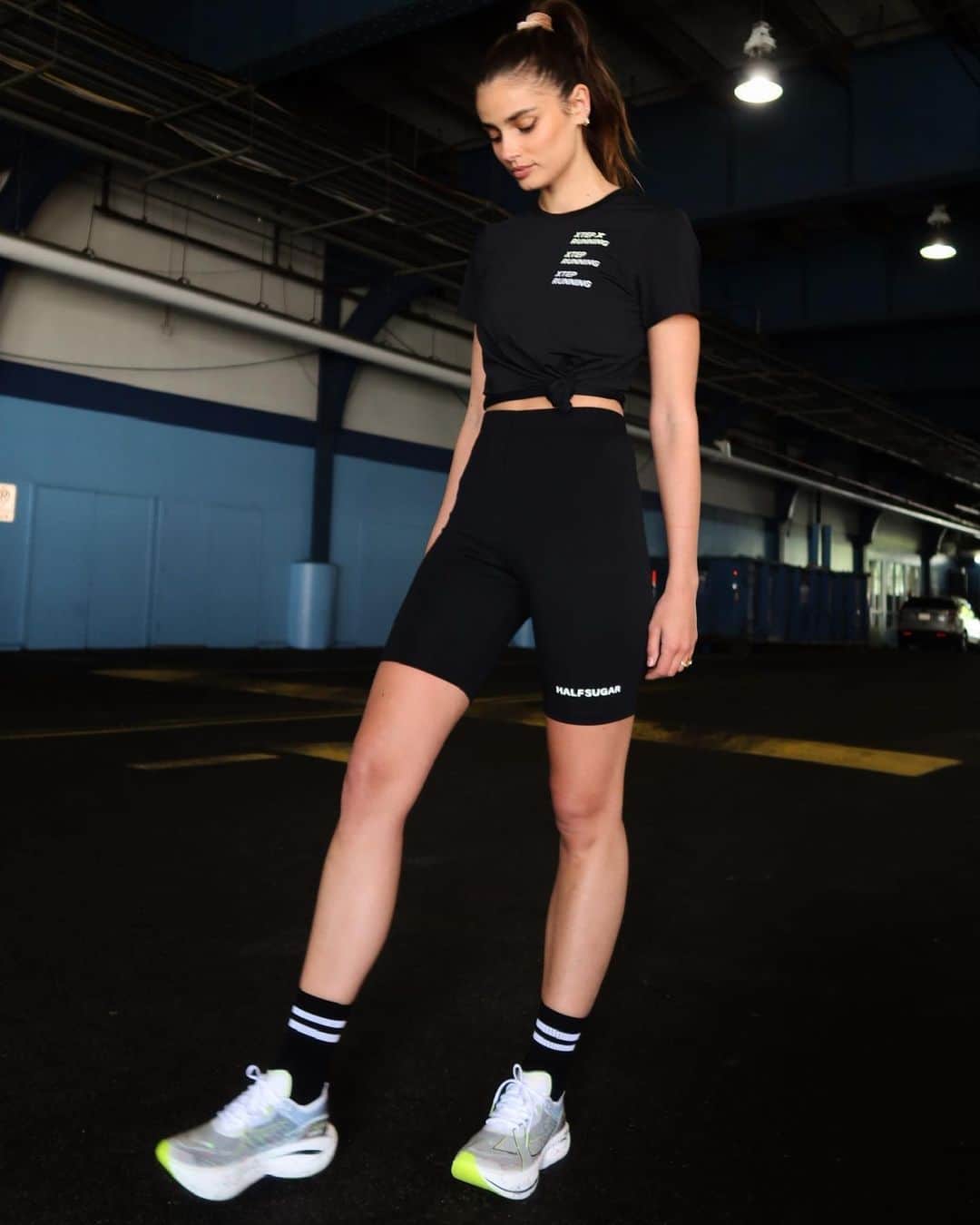 テイラー・ヒルのインスタグラム：「Feeling light on my feet 👟 @xtepofficial #xteppartner」