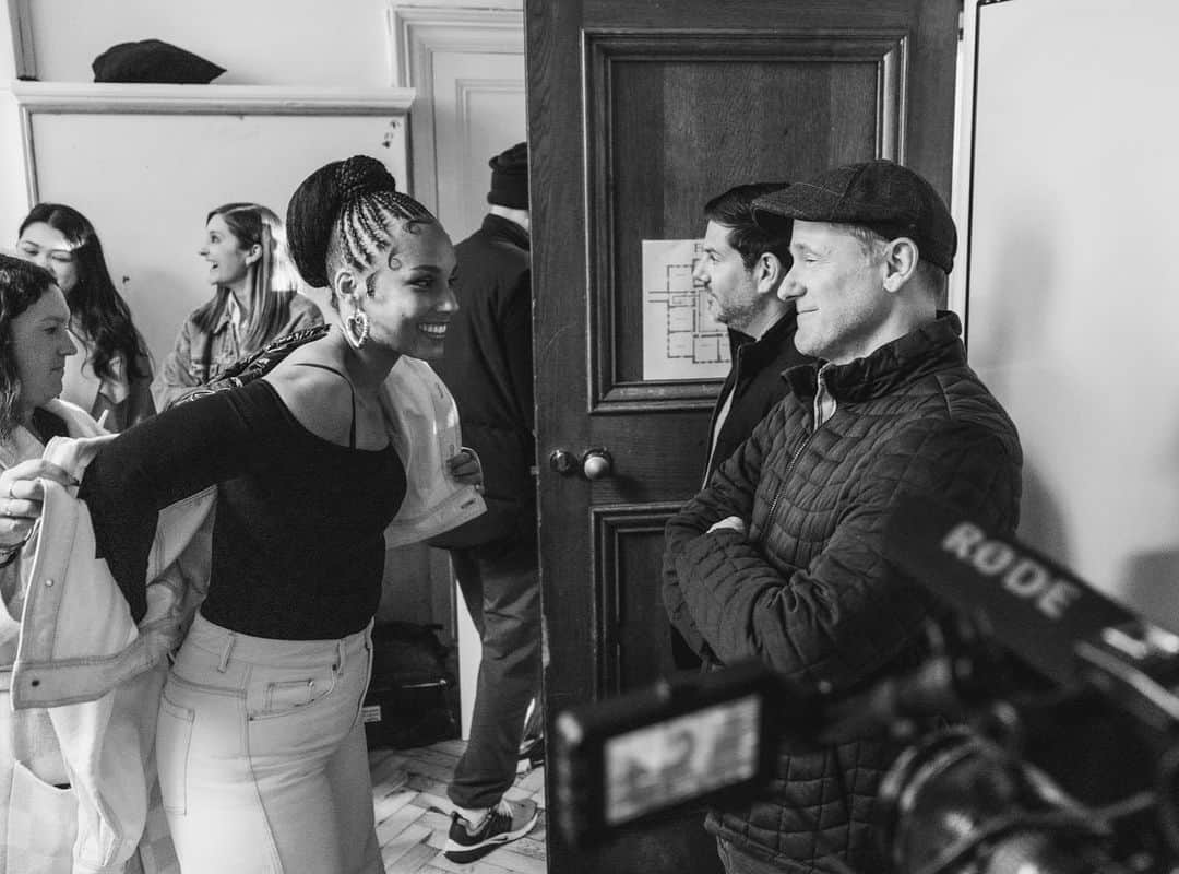 のインスタグラム：「I met the incomparable @aliciakeys 20 years ago when she did #AmericanDreams. Here we meet again on the 20th anniv of “If I Ain’t Got You” at the making of her new video with the all women #QueenCharlotte Global Orchestra. So honored to have her song perfectly placed in our show. So moved by this rendition. @bridgertonnetflix @netflix  #directorsPOV」