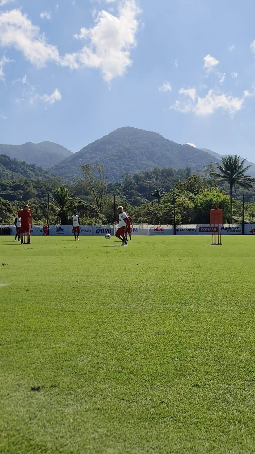 アルトゥーロ・ビダルのインスタグラム：「Seguiremos trabajando, seguiremos insistiendo, no pararemos no descansaremos hasta estar en el lugar que nos corresponde…. Vamos carajo todos juntos… @flamengo ❤️🖤」