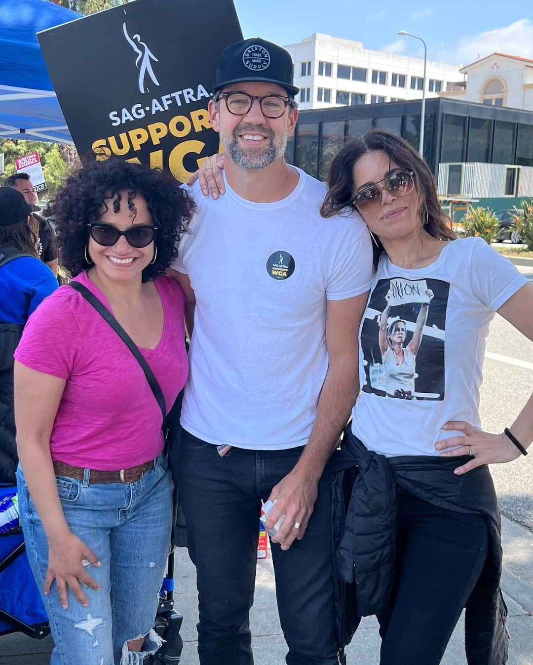 ジュディ・レイエスさんのインスタグラム写真 - (ジュディ・レイエスInstagram)「UNIDOS!✊🏽 Latine coming out to support hardcore! @wgawest @wgaeast @sagaftra @therealanaortiz @sashamerci @toddgrinnell #wgastrong」5月9日 5時50分 - itisijudyreyes1