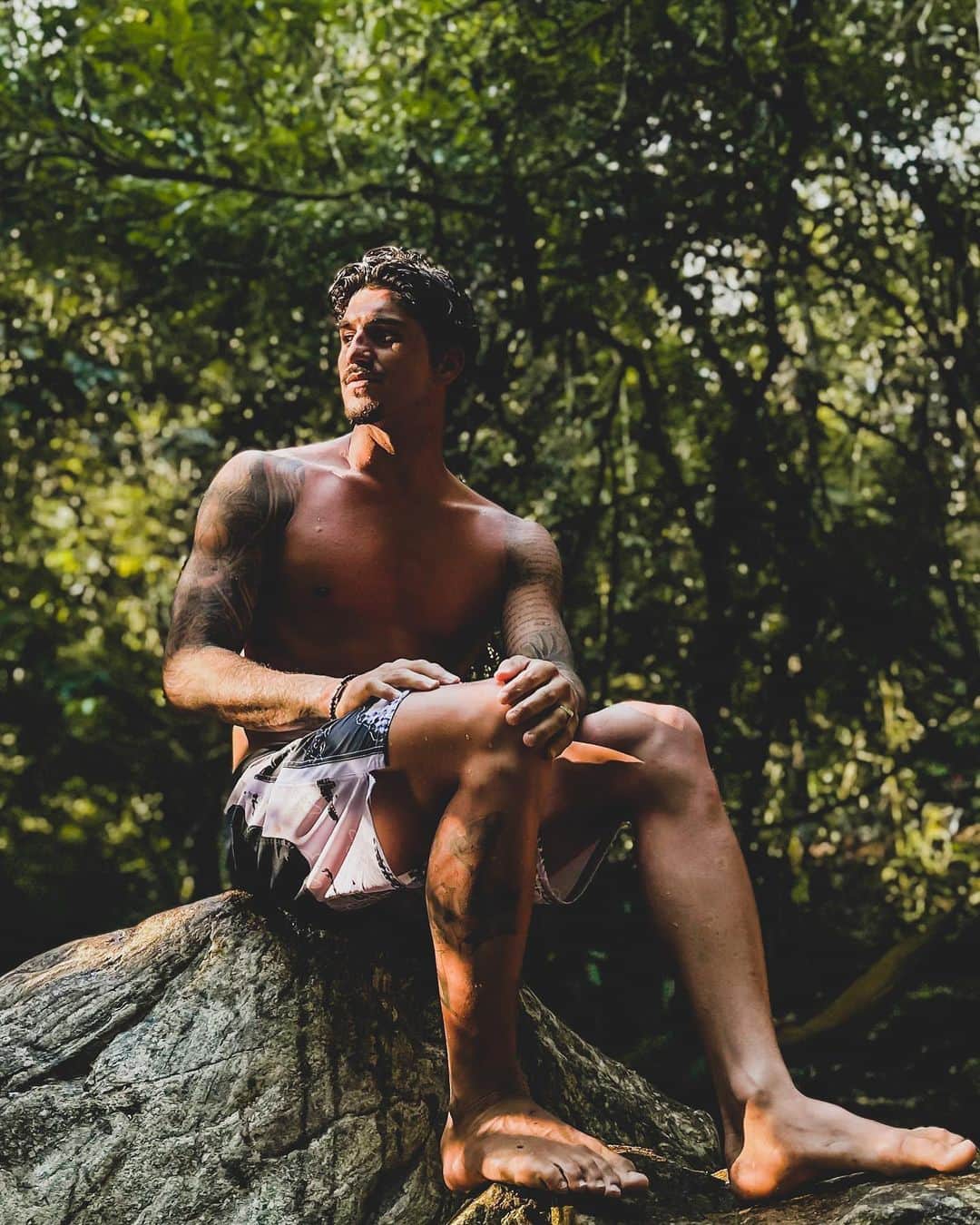 ガブリエル・メディーナのインスタグラム：「Charging / Recarregando 🌿🌳🍃🌊 #waterfall」