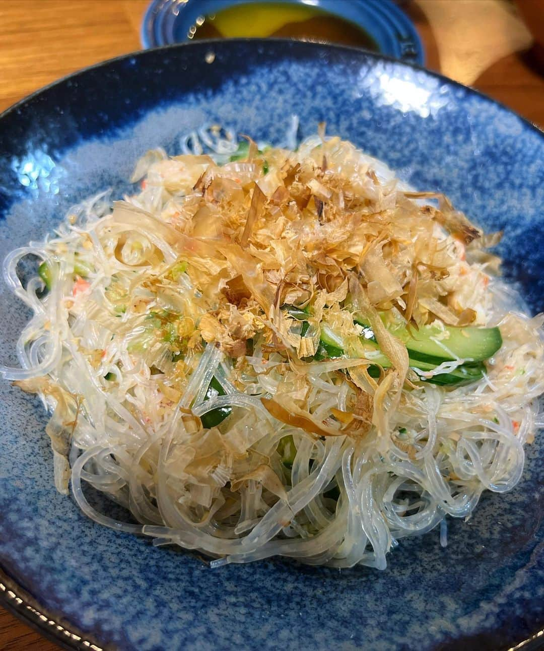 西山茉希さんのインスタグラム写真 - (西山茉希Instagram)「通常運行リスタート🏁 天使の拍手で食堂再開。  #西山食堂 #月曜日 #蟹と胡瓜の春雨温サラダ #ハラスとズッキーニソテー #2段なままでみんみん餃子 #高菜納豆 #炊きたて新潟白米 #もみ海苔と落とし卵のお味噌汁  餃子とハラスが無くなる速さ🫣。 母さんベーコンレンチンプラス🥓。  同時に食卓ついても、 満足するまで食べてもらうまで主菜に手を出しづらい🫦  "食べてもらえる幸せ"勝る、 我が家の通常運行🌈🧑‍🍳🌈」5月9日 6時17分 - maki.nshiyama50