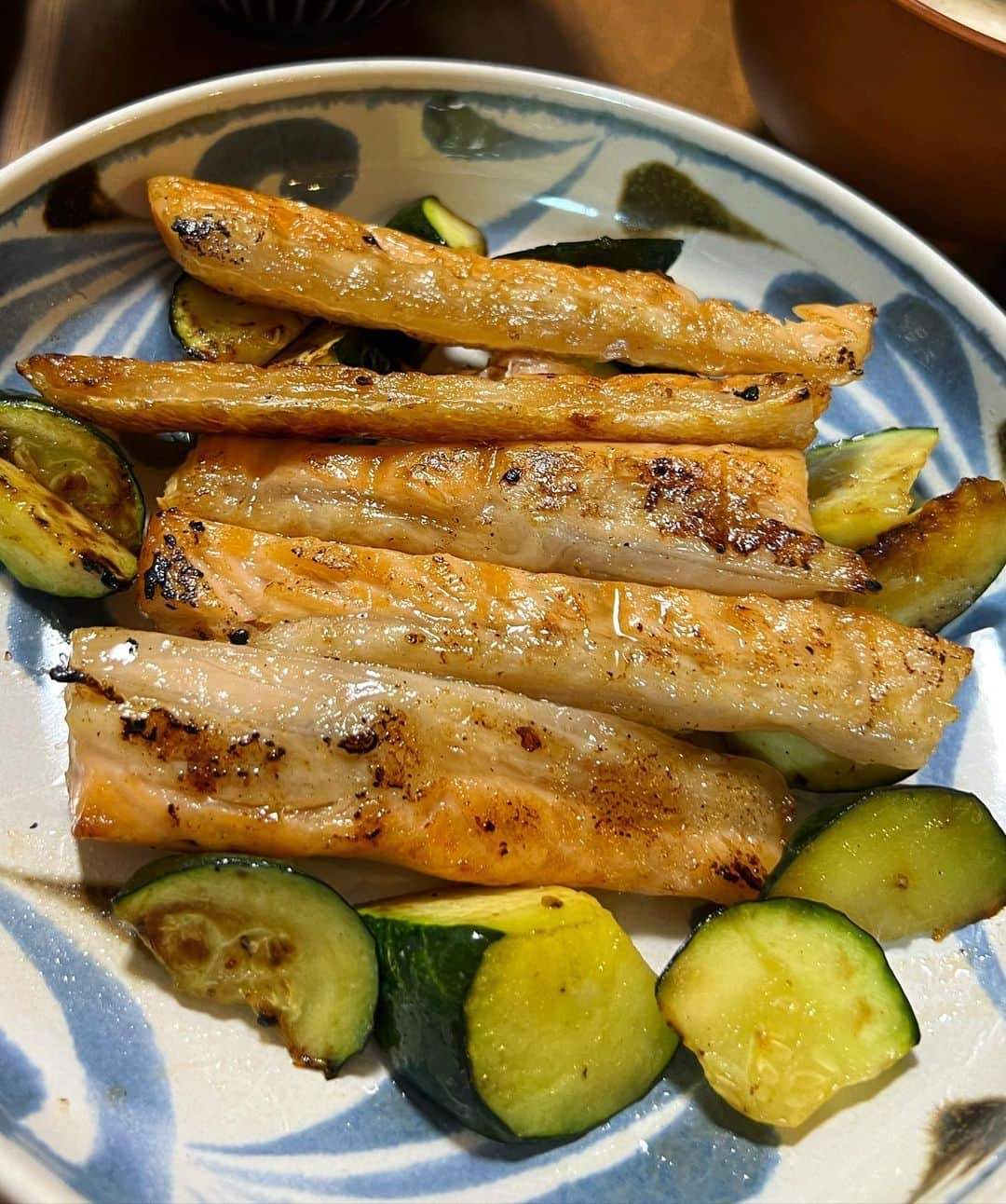 西山茉希さんのインスタグラム写真 - (西山茉希Instagram)「通常運行リスタート🏁 天使の拍手で食堂再開。  #西山食堂 #月曜日 #蟹と胡瓜の春雨温サラダ #ハラスとズッキーニソテー #2段なままでみんみん餃子 #高菜納豆 #炊きたて新潟白米 #もみ海苔と落とし卵のお味噌汁  餃子とハラスが無くなる速さ🫣。 母さんベーコンレンチンプラス🥓。  同時に食卓ついても、 満足するまで食べてもらうまで主菜に手を出しづらい🫦  "食べてもらえる幸せ"勝る、 我が家の通常運行🌈🧑‍🍳🌈」5月9日 6時17分 - maki.nshiyama50