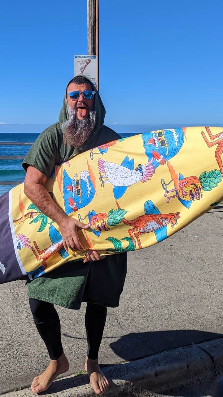 MULGAのインスタグラム：「Rad times collabing with @seasickthreads on a summer inspired surfboard bag ☀️🏄🌊⁣ ⁣ The winner of the giveaway is @melliemelflyflynn, congrats! 🎉🙌⁣ ⁣ Grab yourself one of these bad boys from the @seasickthreads internet shop 🏪🪡🤠⁣ ⁣ #mulgatheartist #seasickthreads #win #boardbag #surfboardbag #surf」