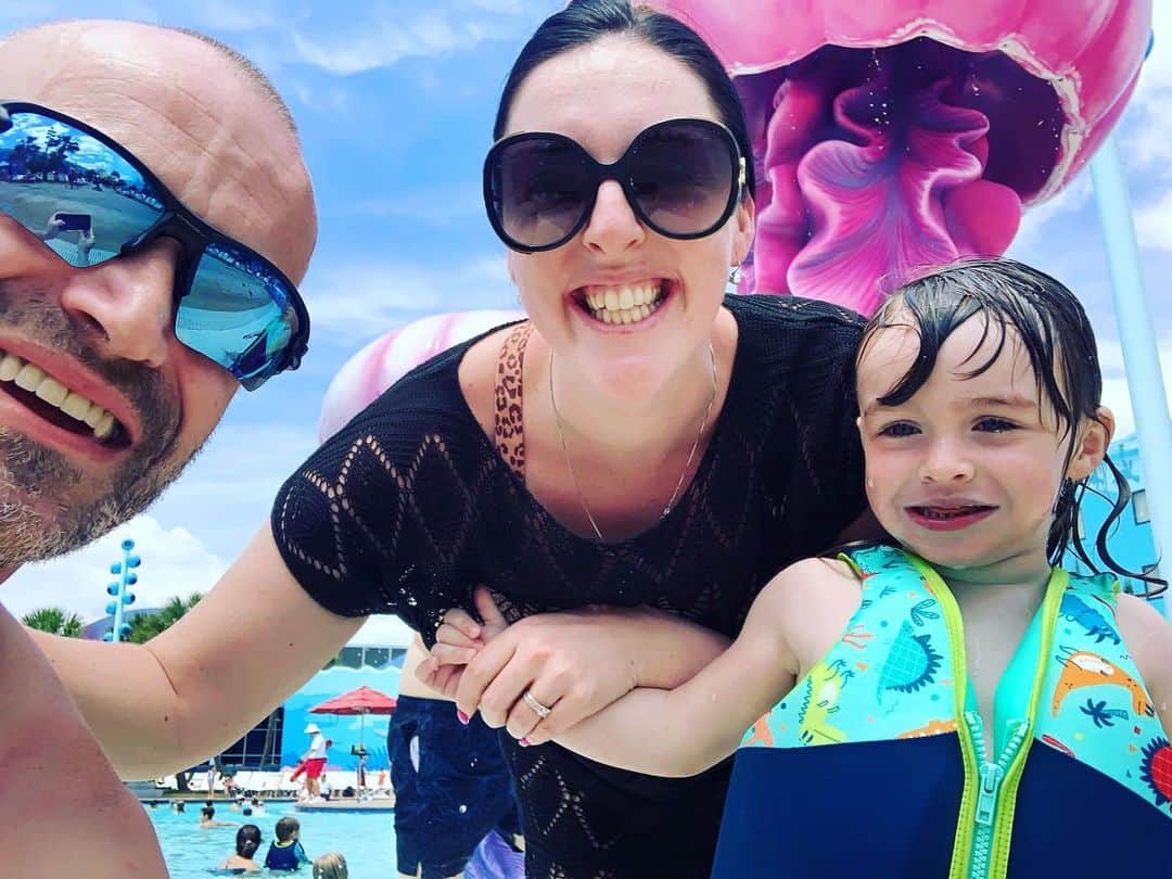 ジェナ・マッコーケルのインスタグラム：「Pool day fun in Florida! ☀️ 🏖️」