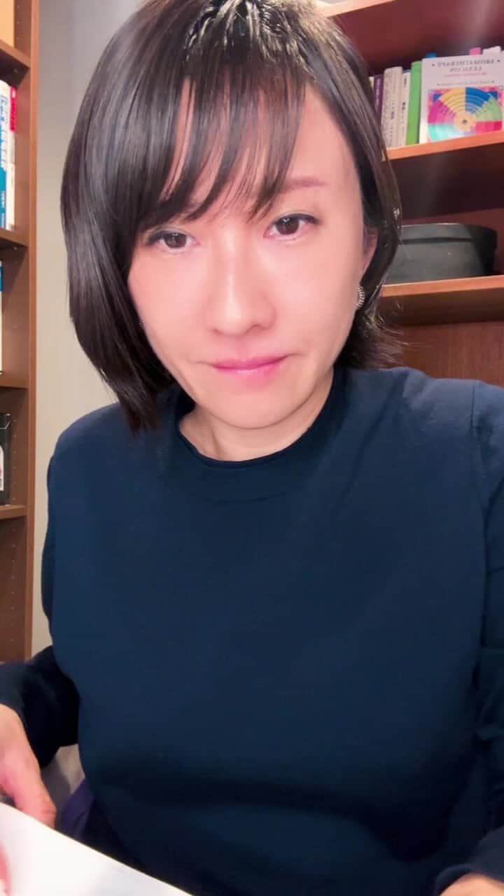 風間ゆみえのインスタグラム：「増席枠も満員になりました！ 沢山のご参加ありがとうございます。 香りが皆さまの暮らしを、さらに豊かに彩ります。お楽しみに‼︎  IAPA ×Bemoderation アロマ調香スタイリストオンライン講座  ○アロマ調香デザインを学びたい ○実習(香り作り)を楽しみたい ○精油の香りについてもっと知りたい  コースについて 「アロマ調香デザイン®️」の基本となる天然精油を自由に組み合わせて、空間やムードに合わせた香りづくりができるようになるIAPA×Bemoderation特別講座です。  「60種類の香りを嗅ぎ比べる」ことが大きな特徴で、精油を組み立てるプロになるための基礎編、あまり精油に触れていない方でも確実に良い香りがつくれるようになります。嗅ぎ分け、組み立て、香りを言葉で表現する力を身につけましょう。 ひとつひとつの香りに向き合い、精油を３種類、５種類と組み合わせていくことで、深みのある芳醇な香りをつくることができます。  さらに本講座では、空間とムードに合わせた創香と香りのスタイリングのコツを中心にお伝えしながら、ワークショップ形式のプロダクト実習を多く取り入れ、日常の暮らしの中で香りをコーディネートできる力を養っていきます。  終了後は国内外で活躍するIAPA代表理事・アロマ調香デザイナー®️齋藤智子監修のレシピをもとに、気軽に香りづくりを楽しめるワークショップ「アロマ調香Lab」の主催も可能です。  　  内容 ■アロマ調香デザイン®️の基礎を学ぶ ・アロマ調香デザイン®︎とは ・「香り」について（世界と日本の香りの歴史、嗅覚、香料） ・アロマセラピーの基本（精油、作用） ・アロマ調香デザイン®️のルール（香調・香りの強弱・系統・化学）  ■アロマ調香デザインの理解を深める ・調香師とアロマ調香デザイナー®️ ・香りづくりの実践とヒント ・アロマを取り巻く法律など  ■精油のプロフィール作成　50種程度 ブレンド実習１：香りづくりの基本（精油の選定、組み立て方、精油の増やし方） ブレンド実習２：目的別の創香 ブレンド実習３：目的別の創香・実習プロダクト ブレンド実習４：目的別の創香・実習プロダクト ブレンド実習５：天然アロマ香水・実習プロダクト  受講料 220,000円(税込) テキスト・修了証・材料資材・IAPA アロマスタイリスト講座資材一式(精油 60 本付)+Bemoderation プロダクト実習グッズ一式(別送)  会場 オンライン 開催日 1日目：5月13日（土）14:00-16:30 2日目：6月17日（土）10:00-12:30 3日目：7月8日（土）14:00-16:30 4日目：8月19日（土）14:00-16:30 5日目：9月16日（土）10:00-12:30 6日目：10月14日（土）14:00-16:30  時間 2.5h×6日間  受講回数 6回  定員 20名(リクエストにより数名追加枠つくりました)  担当講師 風間ゆみえ／齋藤智子  その他 お申し込みはこちら（リンクをコピーの上、ブラウザなどに貼ってお申し込みください）  https://ws.formzu.net/fgen/S37003596/」
